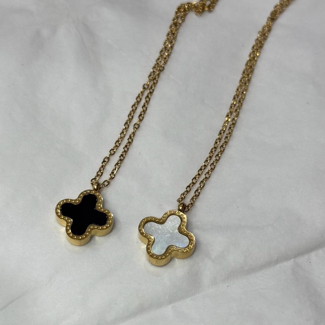 vòng cổ titan van cleef cỏ bốn lá hai mặt trắng đen xà cừ dây vàng