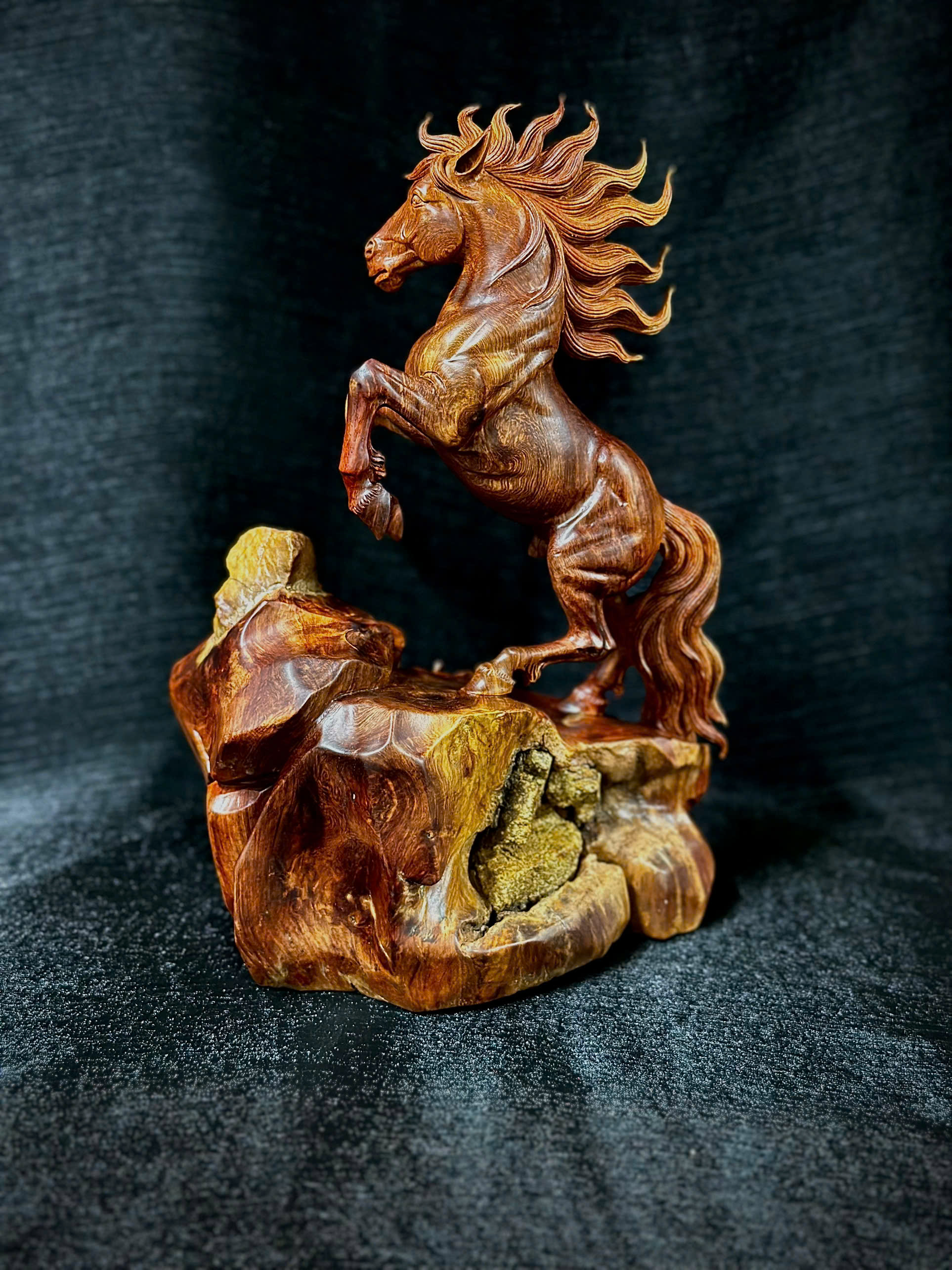 TƯỢNG ĐƯỜNG MÃ ÔM ĐÁ - GỖ HƯƠNG ÔM ĐÁ_thumbnail_1