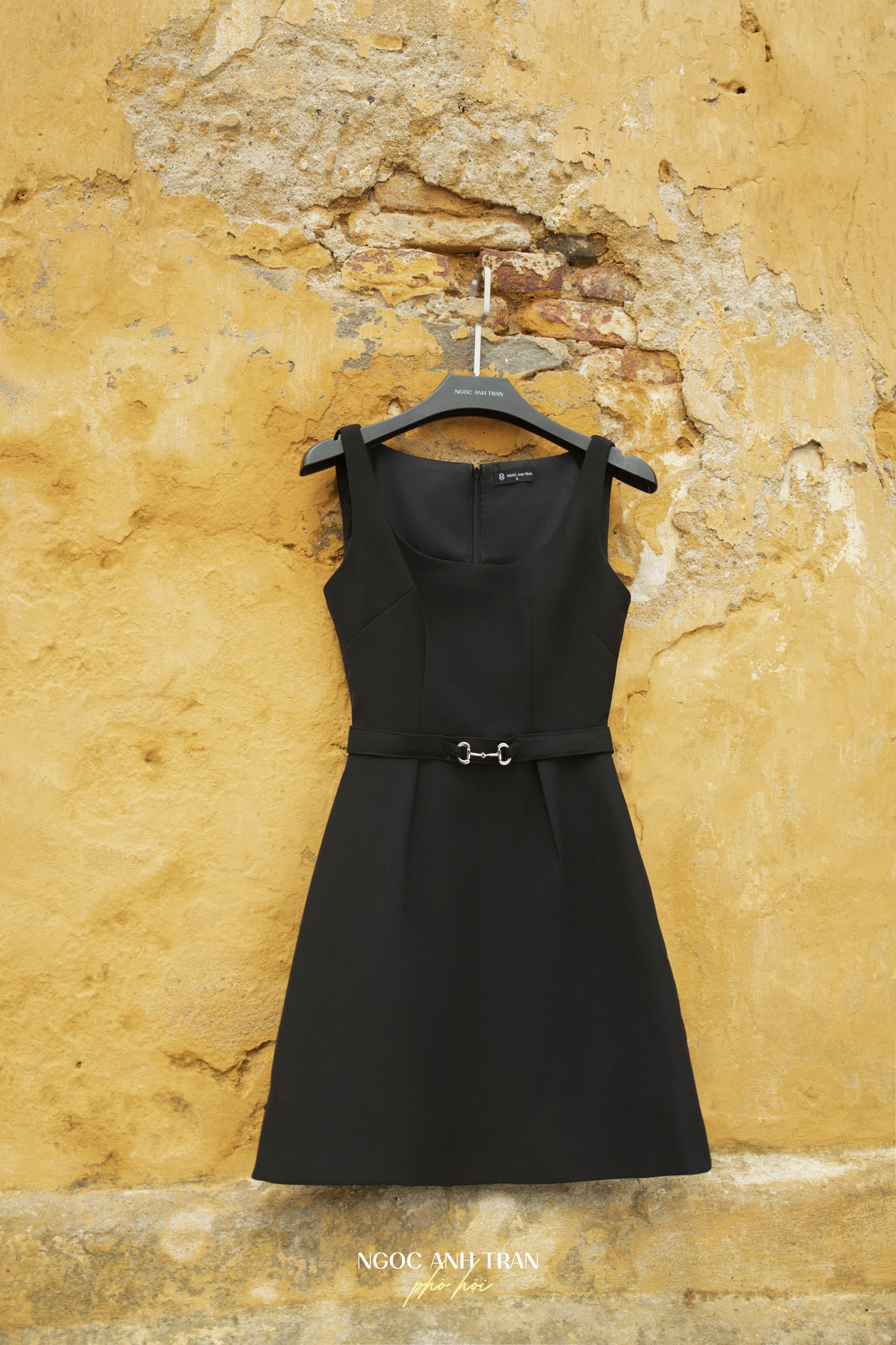D135 - Váy đen sát nách trên gối phối khoá eo kim loại_thumbnail_5