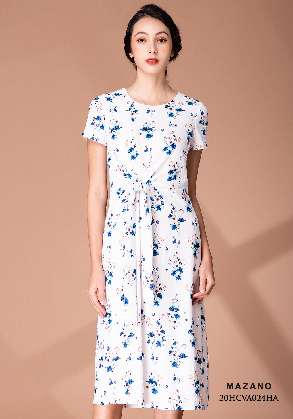 Đầm trắng họa tiết hoa xanh thắt eo