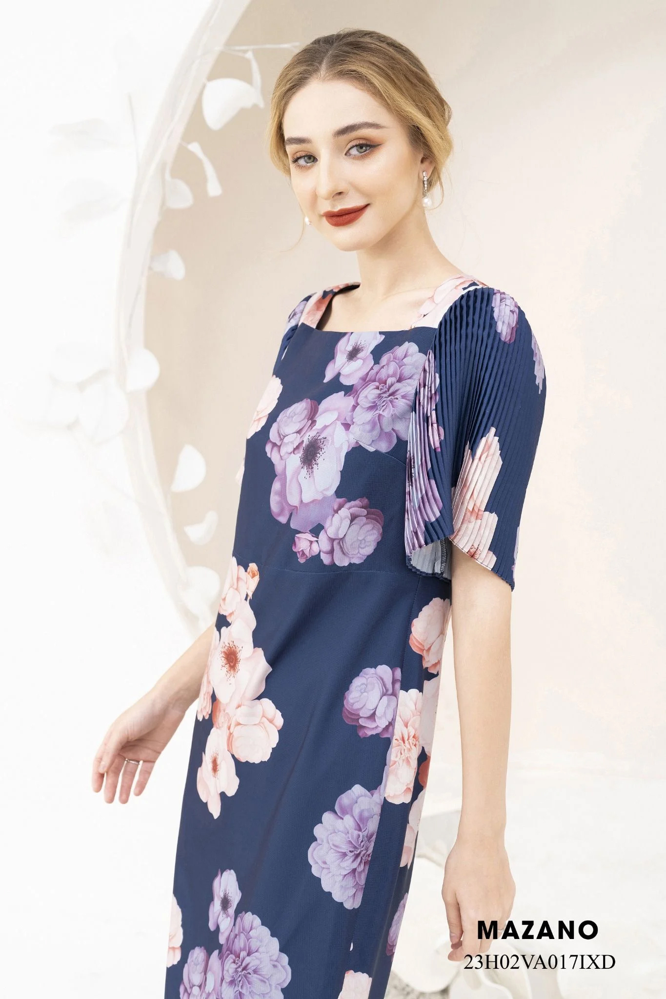 Đầm suông phối tay dập ly họa tiết in hoa 3D bố cục