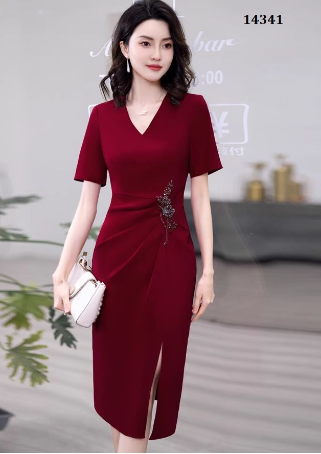 14341-Đầm body suông đỏ eo đính phụ kiện xẻ tà ( chéo nhật)_thumbnail_1