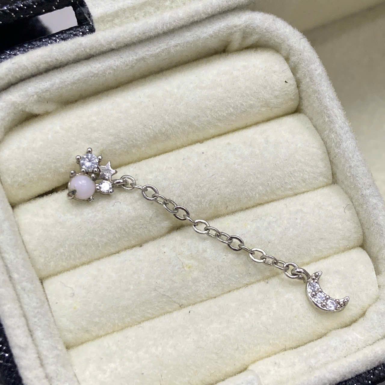 Khuyên kiểu xích rơi mặt trăng kim cương.