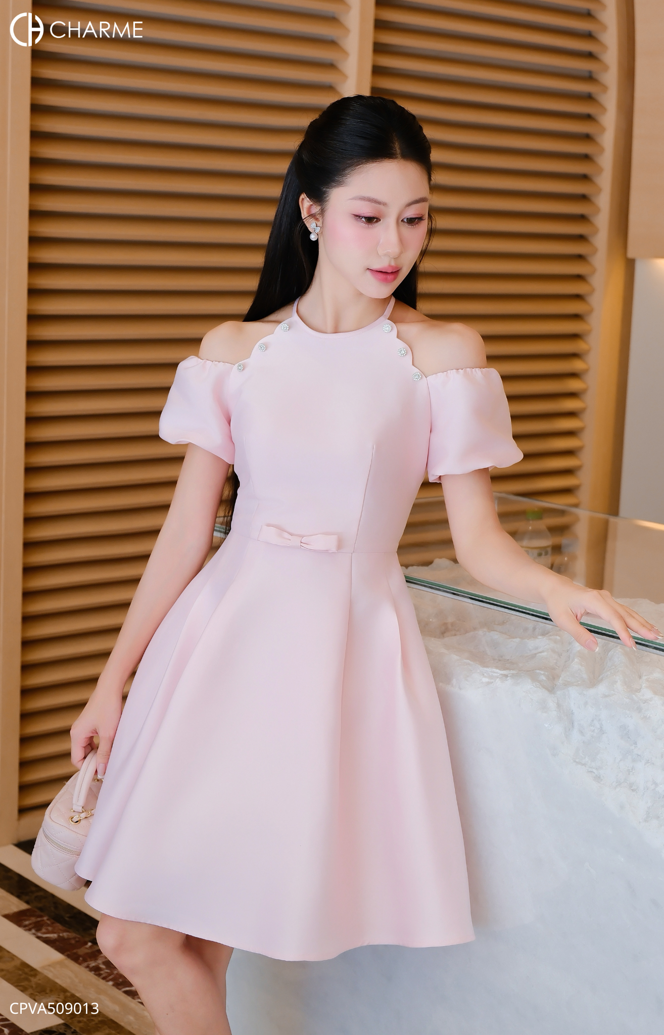 Váy cổ yếm cách điệu xẻ vai_thumbnail_1