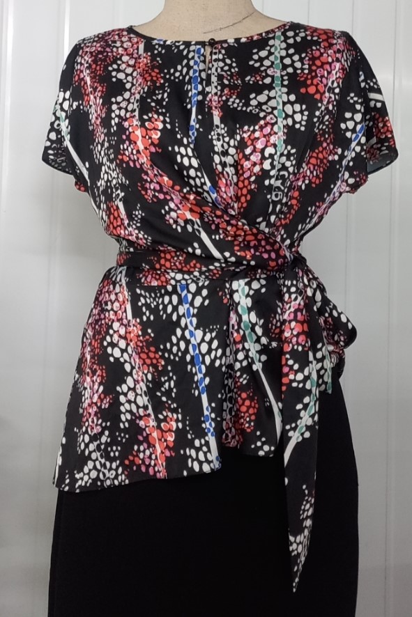 Áo top nền đen họa tiết thắt đai