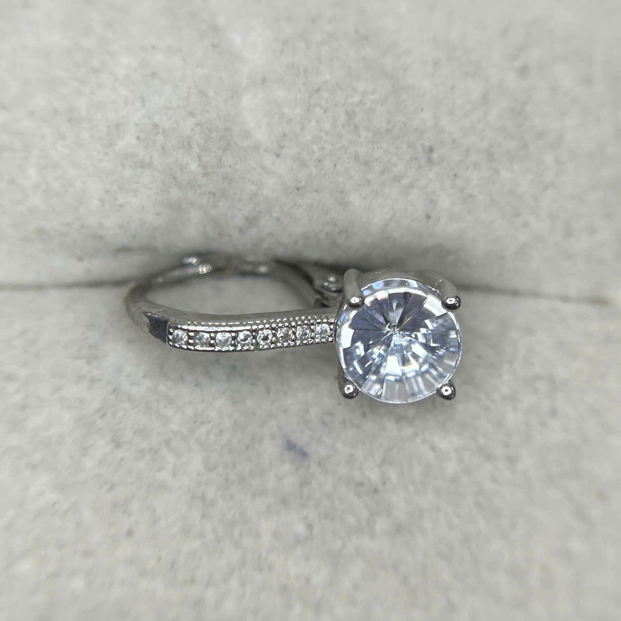 Khuyên kiểu hạt đá to vòng.