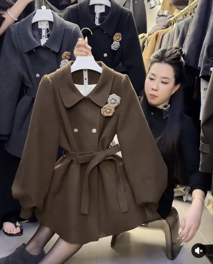 Áo mangto cổ bèo charm hoa - K58