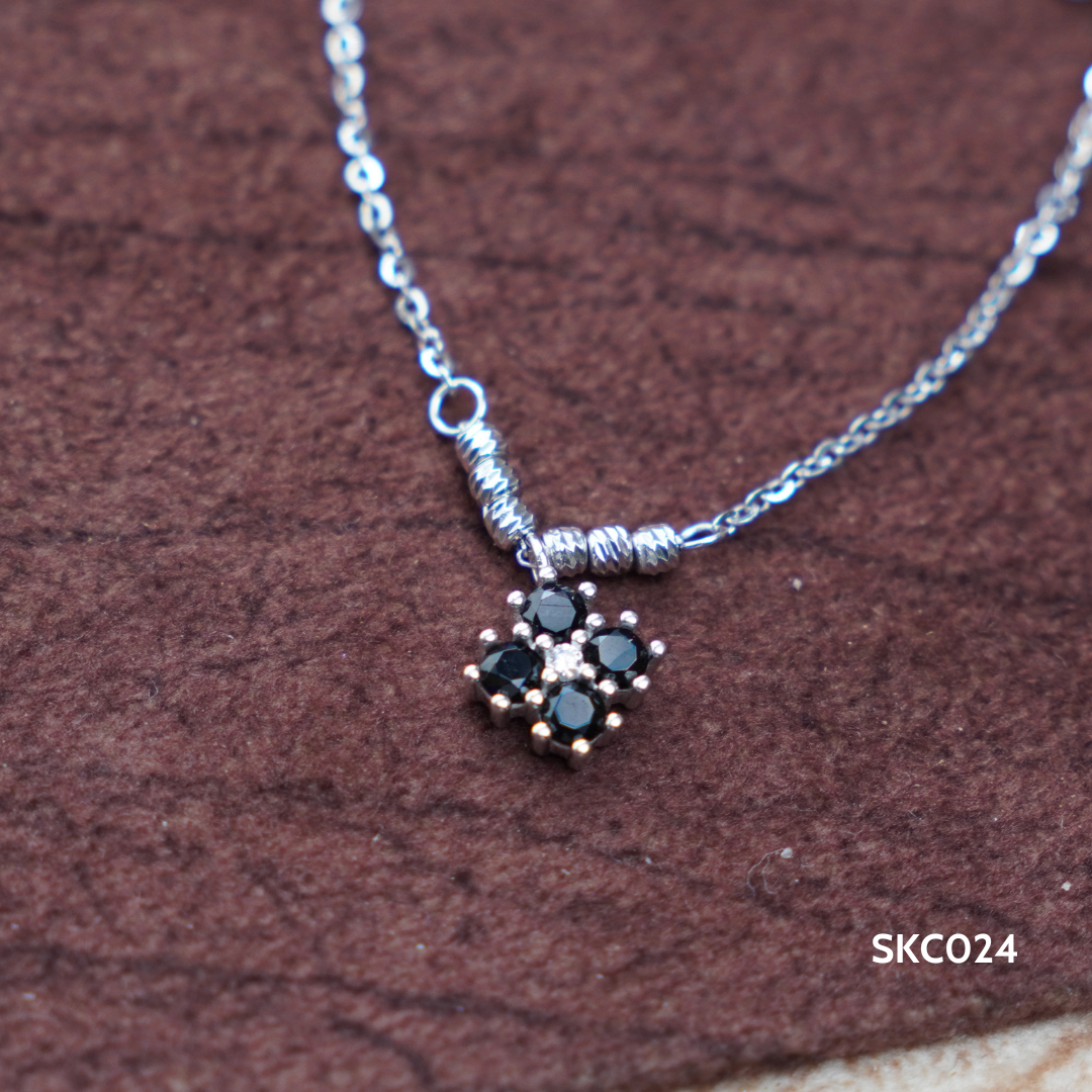 SKC024 - LẮC CHÂN MIX 3 CHARM CHIẾC LÁ VÀ CỎ 4 LÁ - 3,17G - SAKA JEWELRY