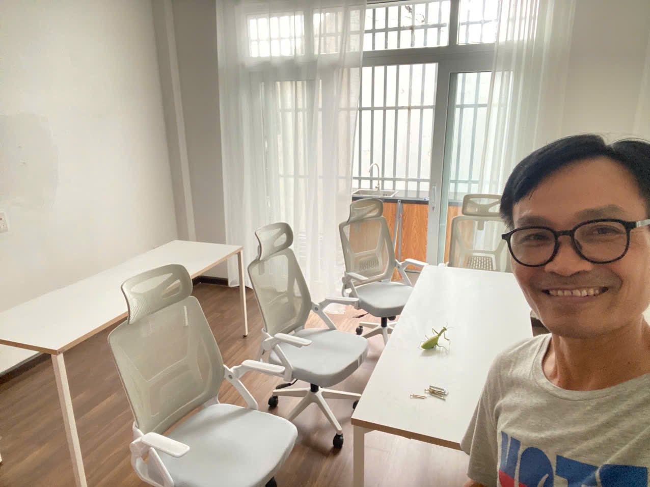 Muốn setup văn phòng, quán game, trung tâm tiếng Anh mà KHÔNG CẦN lo thiết kế phức tạp? – Gọi Leexo, có ngay bàn ghế đẹp – lắp tận nơi – giá hợp lý!