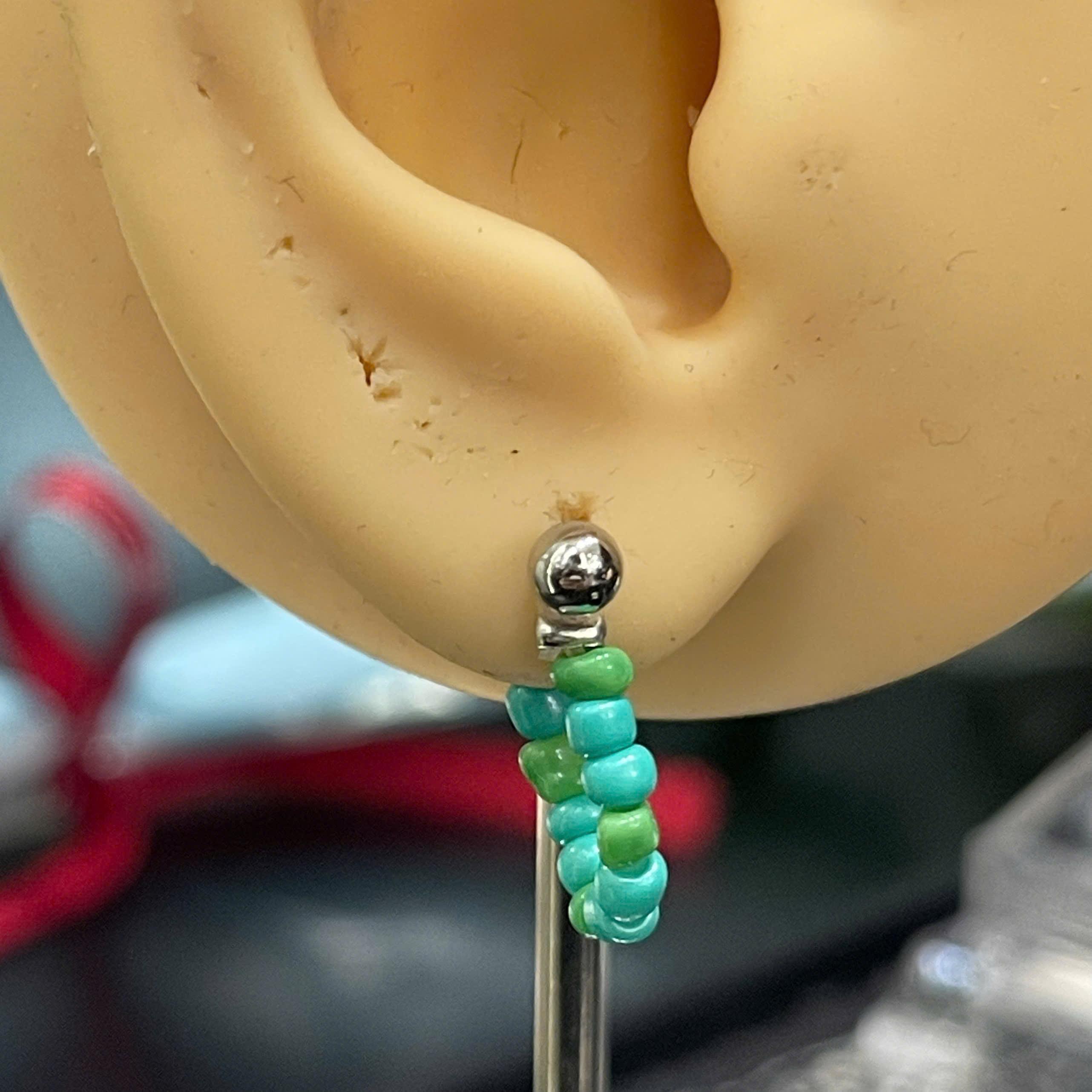 khuyên kiểu hạt cườm nhựa xanh lá ngọc và đậm._thumbnail_3