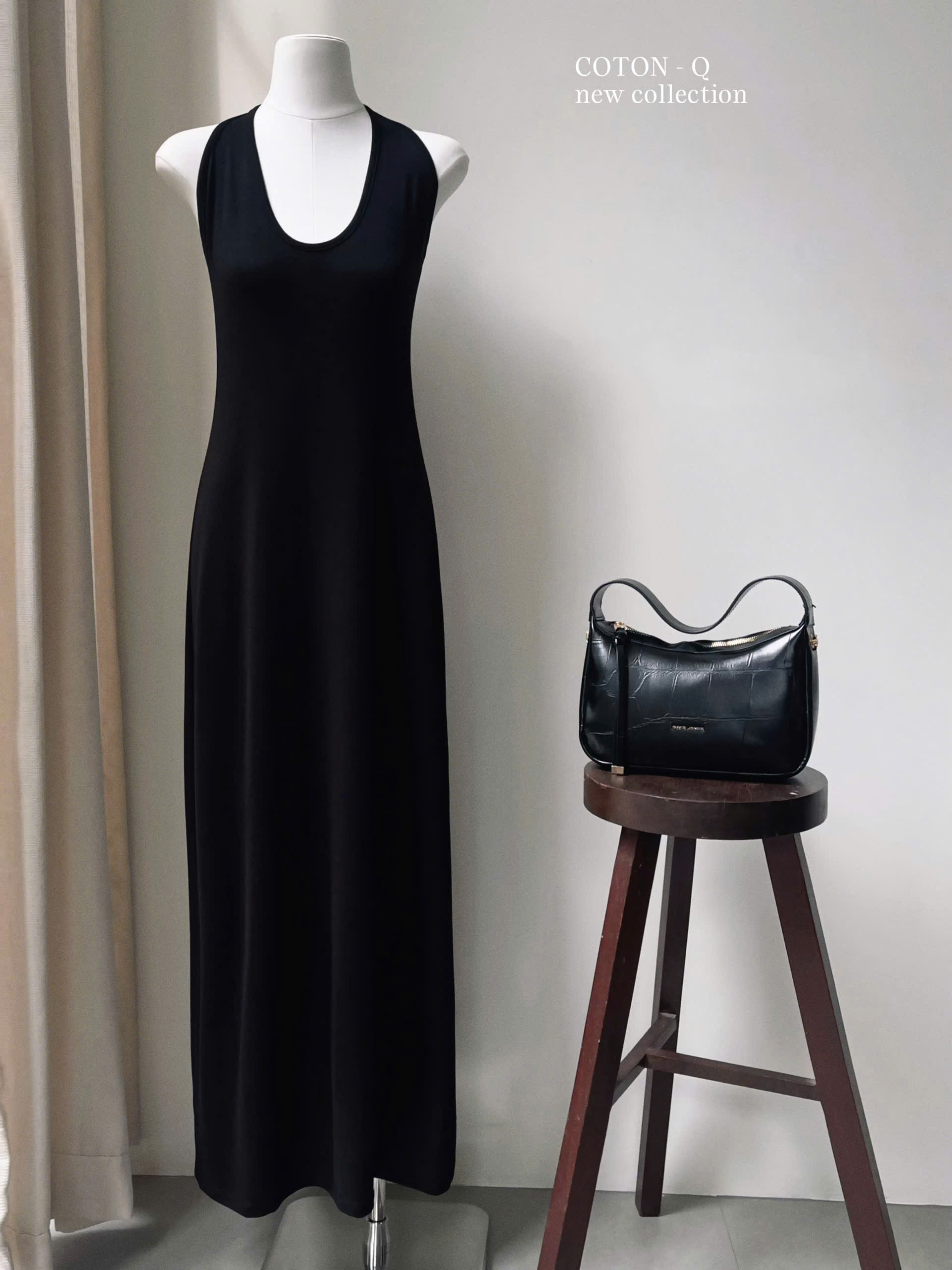 HV38 Đầm thun dài cổ yếm đen