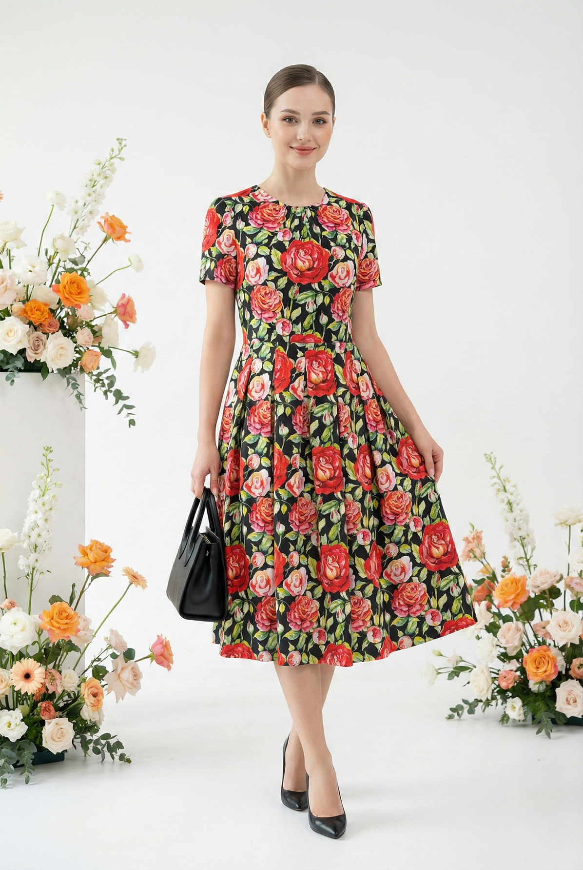 Đầm vải thô lụa in hoa đỏ dáng ôm chân xếp ly cổ tròn tay ngắn thiết kế MAZANO