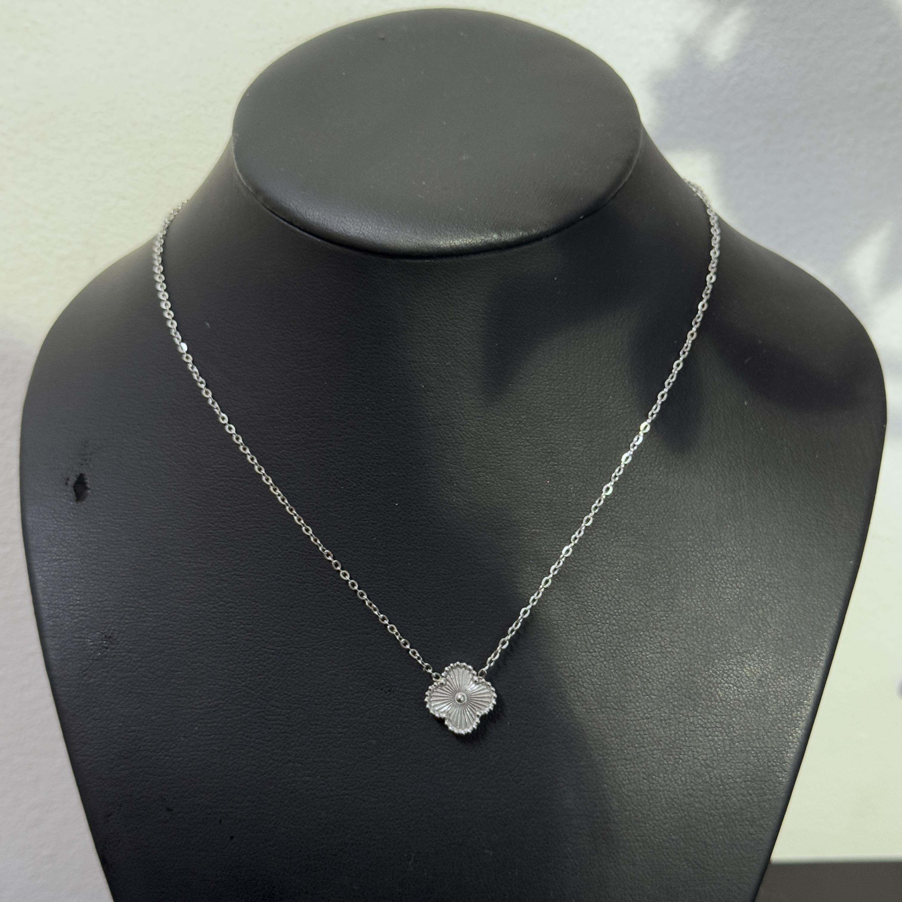 vòng cổ titan charm cỏ bốn lá màu bạc trơn.