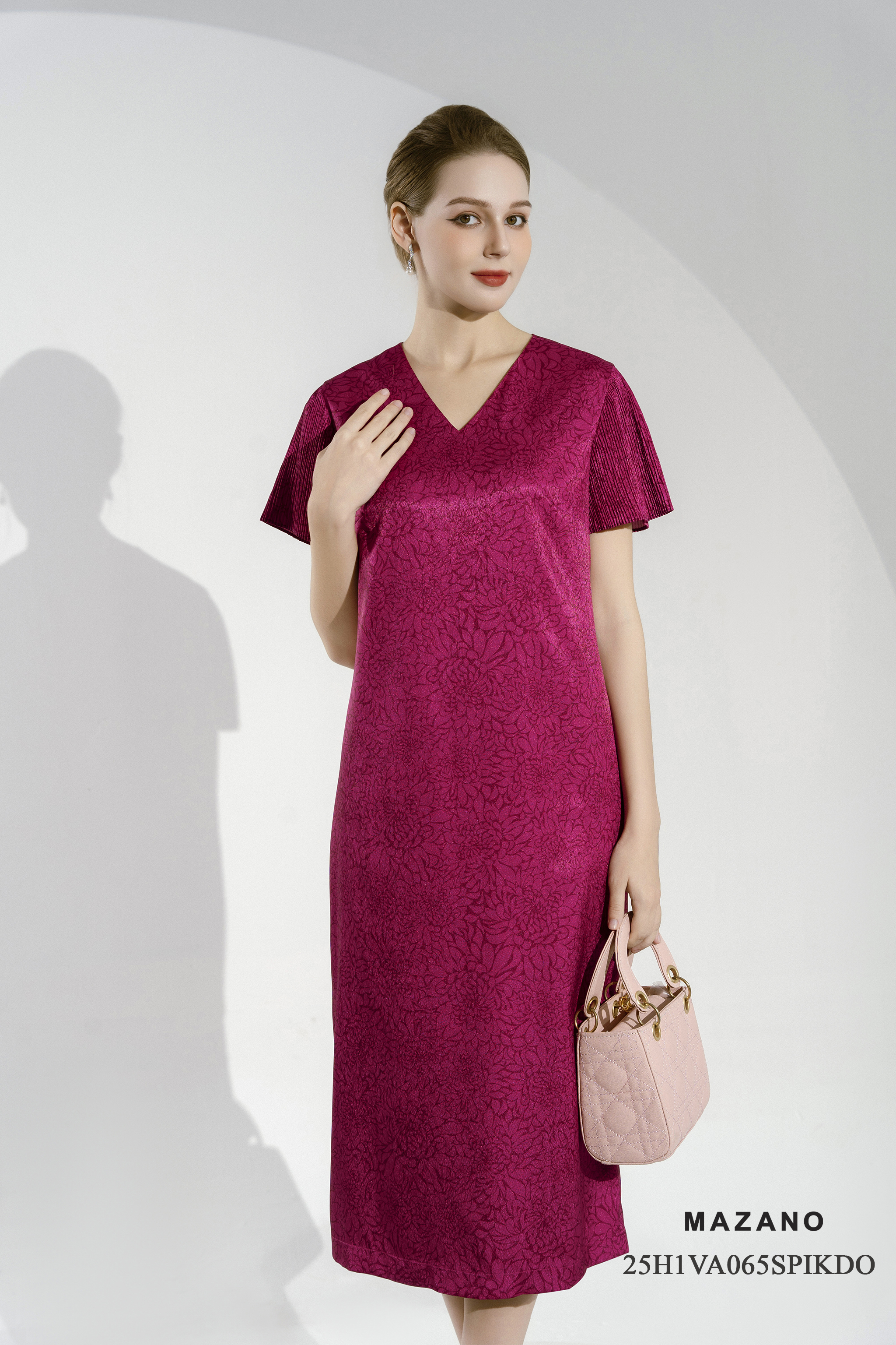 Váy Đầm Suông Vải lụa vân chìm Hoạ tiết hoa cúc cách điệu Cổ V Tay ngắn Dài ngang bắp chân_thumbnail_1