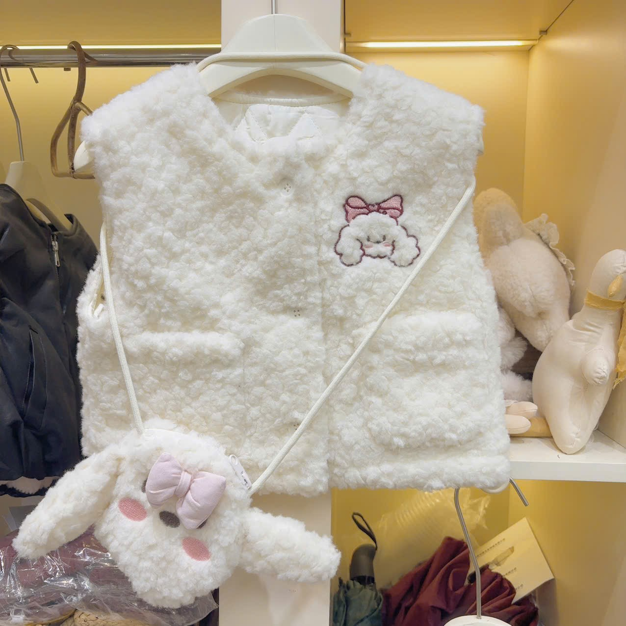 (M119) Áo gile lông kèm túi thỏ màu kem_thumbnail_0