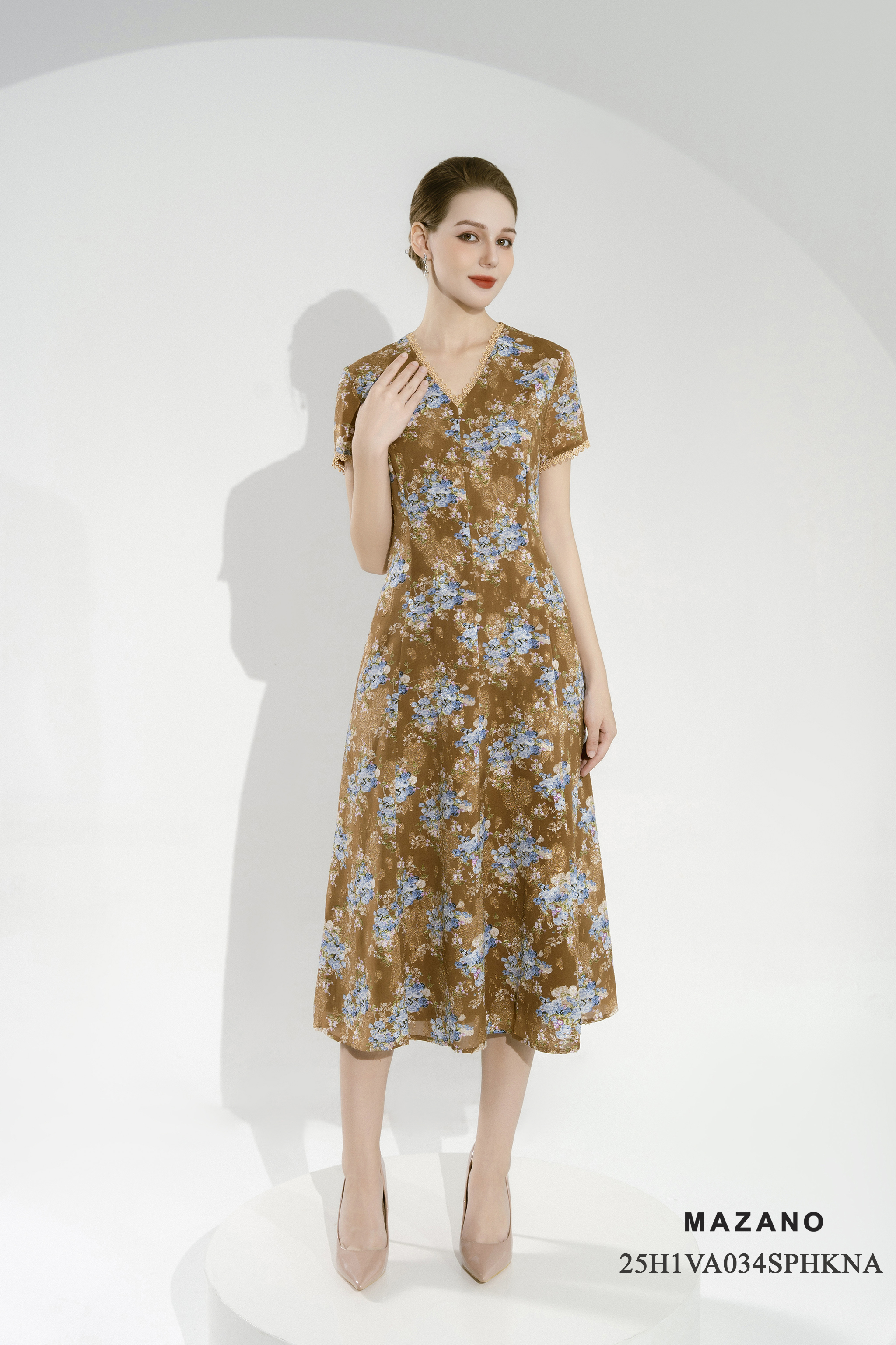 Đầm eo suông nhẹ chân rủ Họa tiết hoa Cổ V Tay ngắn Dài qua bắp_thumbnail_2