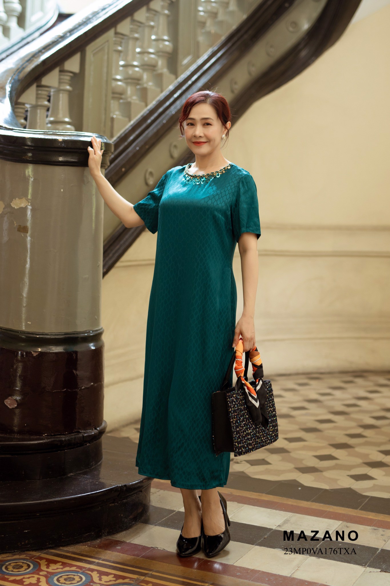 Đầm suông dài xanh đính trang trí cổ_thumbnail_3