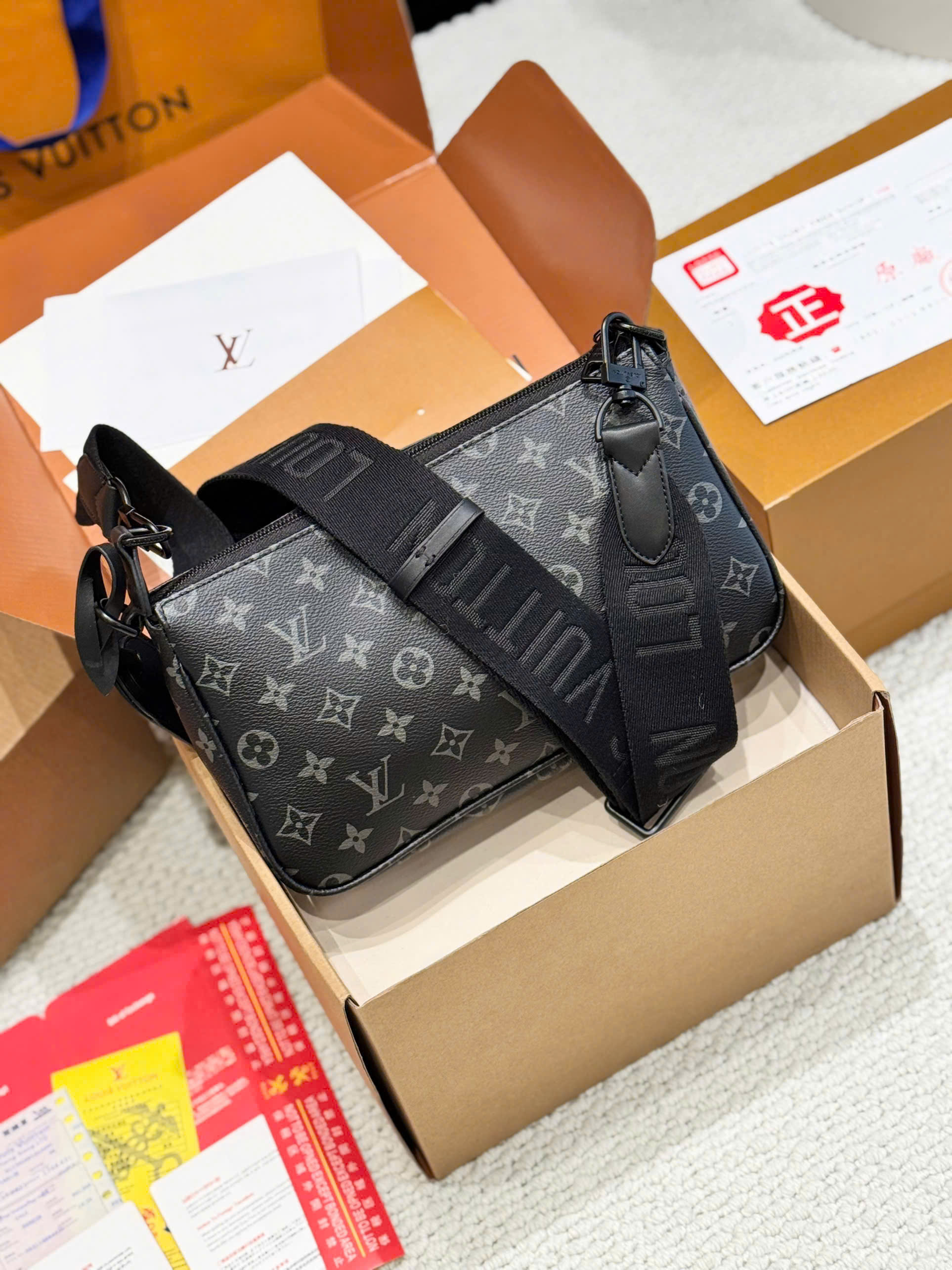 Túi Pochette Accessoire X hoa đen