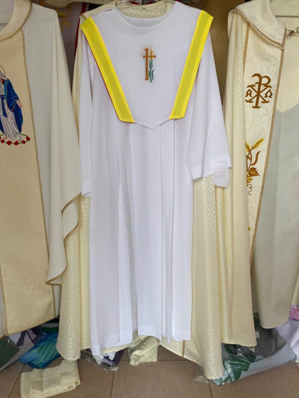 Bộ áo ca đoàn vải dâu không cổ (áo + yếm + đai)_thumbnail_1