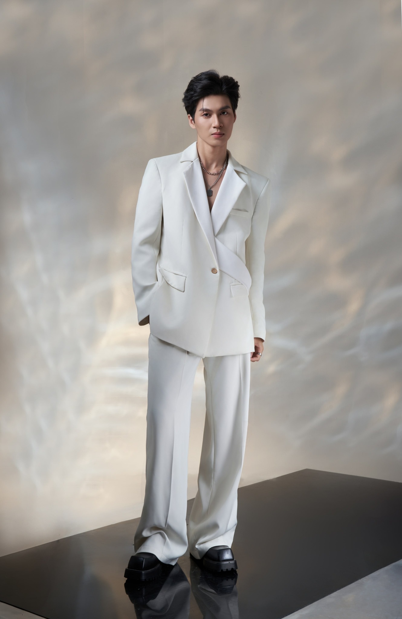 Suit trắng tối giản – Thanh lịch & Hiện đại