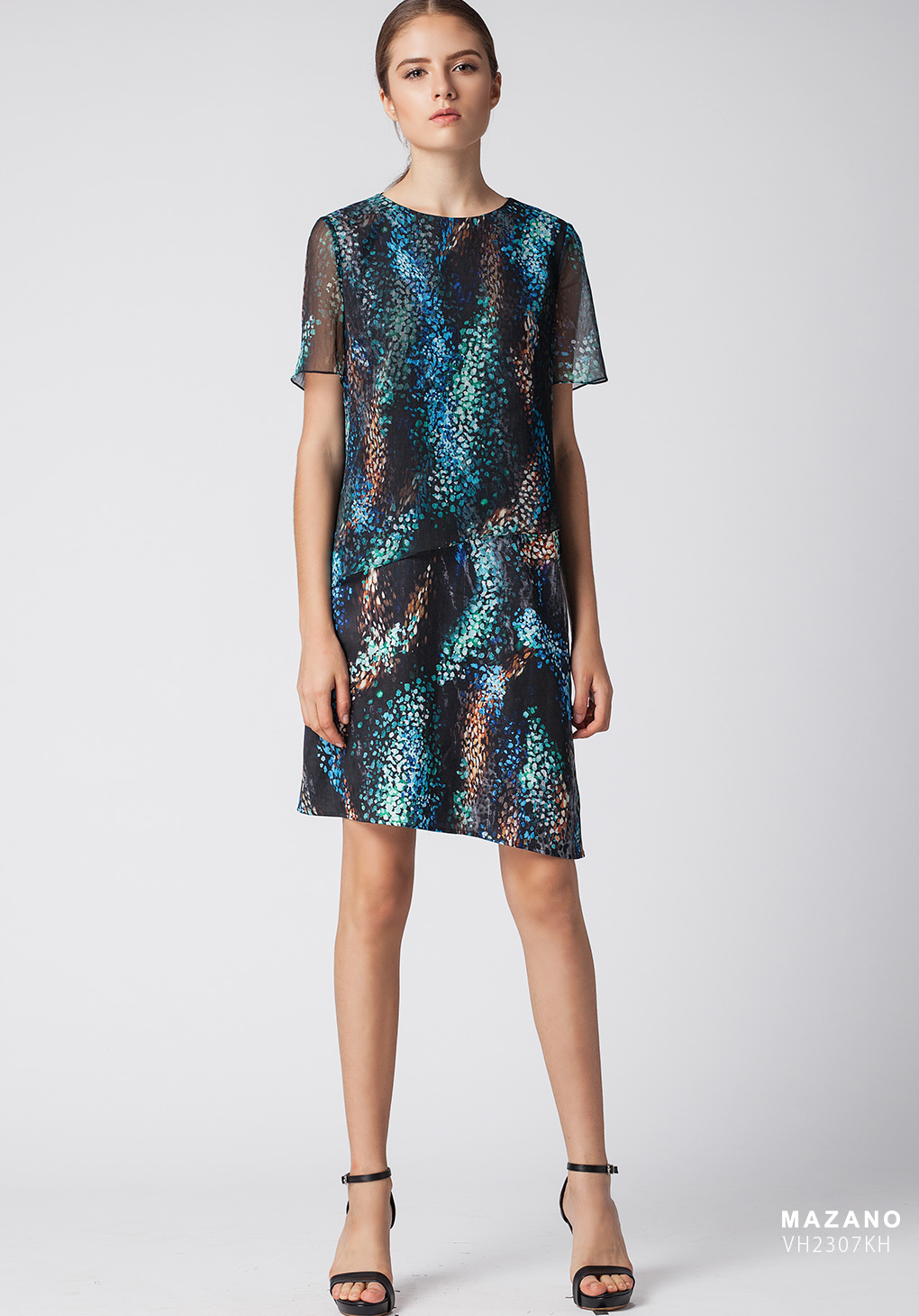 Đầm xanh chấm họa tiết cách điệu