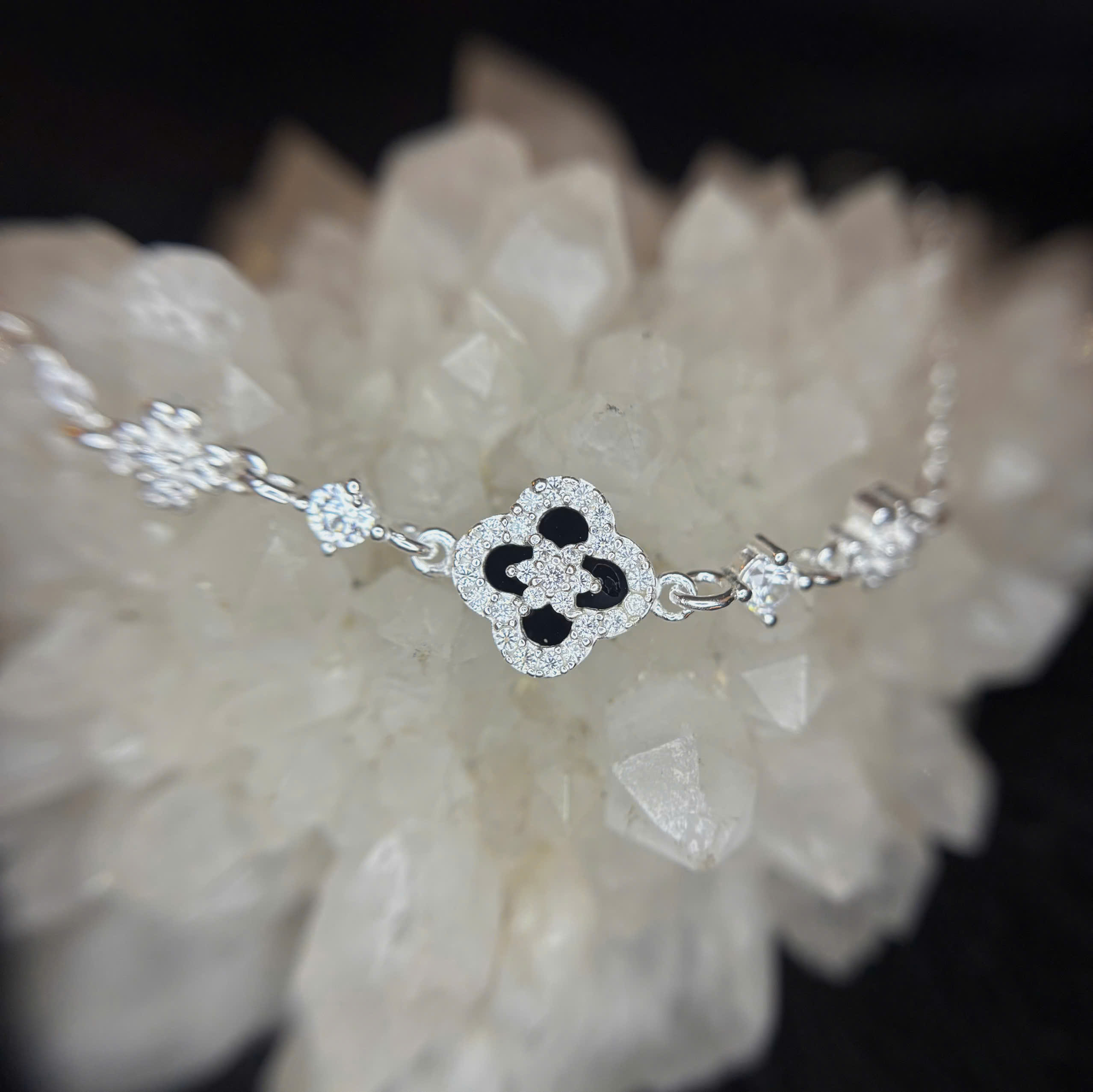 Vòng tay bạc xi kim Vancleef đen nhụy hoa trắng_thumbnail_2