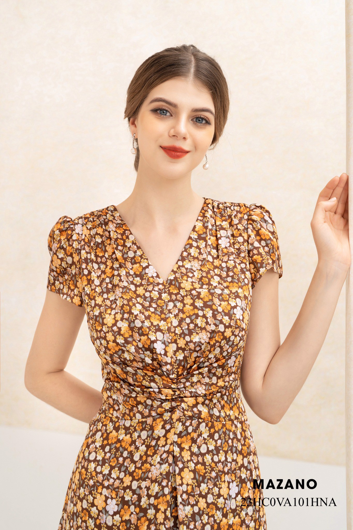 Váy Đầm ôm Chân rủ Vải thô lụa Họa tiết hoa nhí Cổ V Tay ngắn Dài ngang bắp chân 23HC0VA101HNA