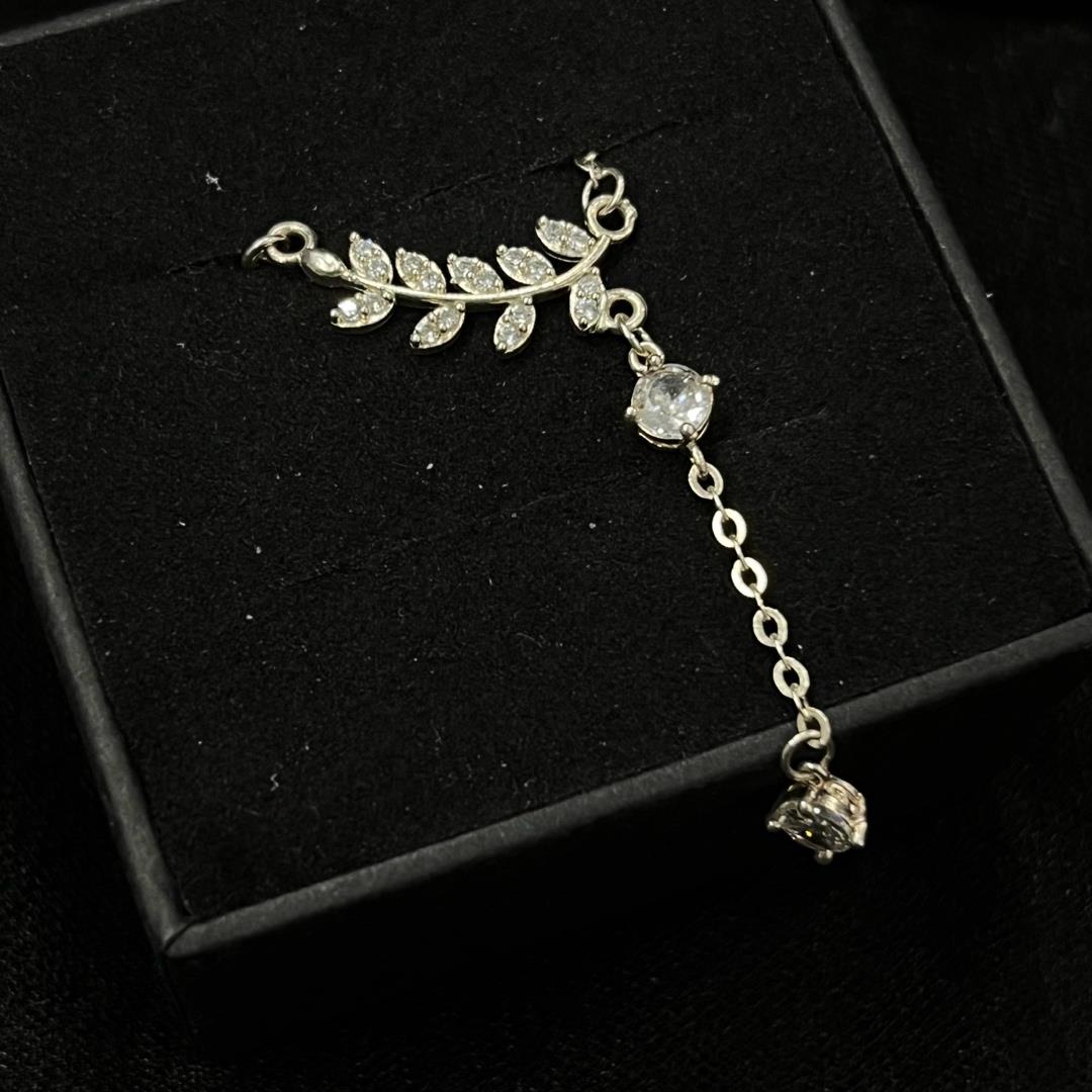 vòng cổ bạc s925 charm chiếc lá đính kim cương trắng.