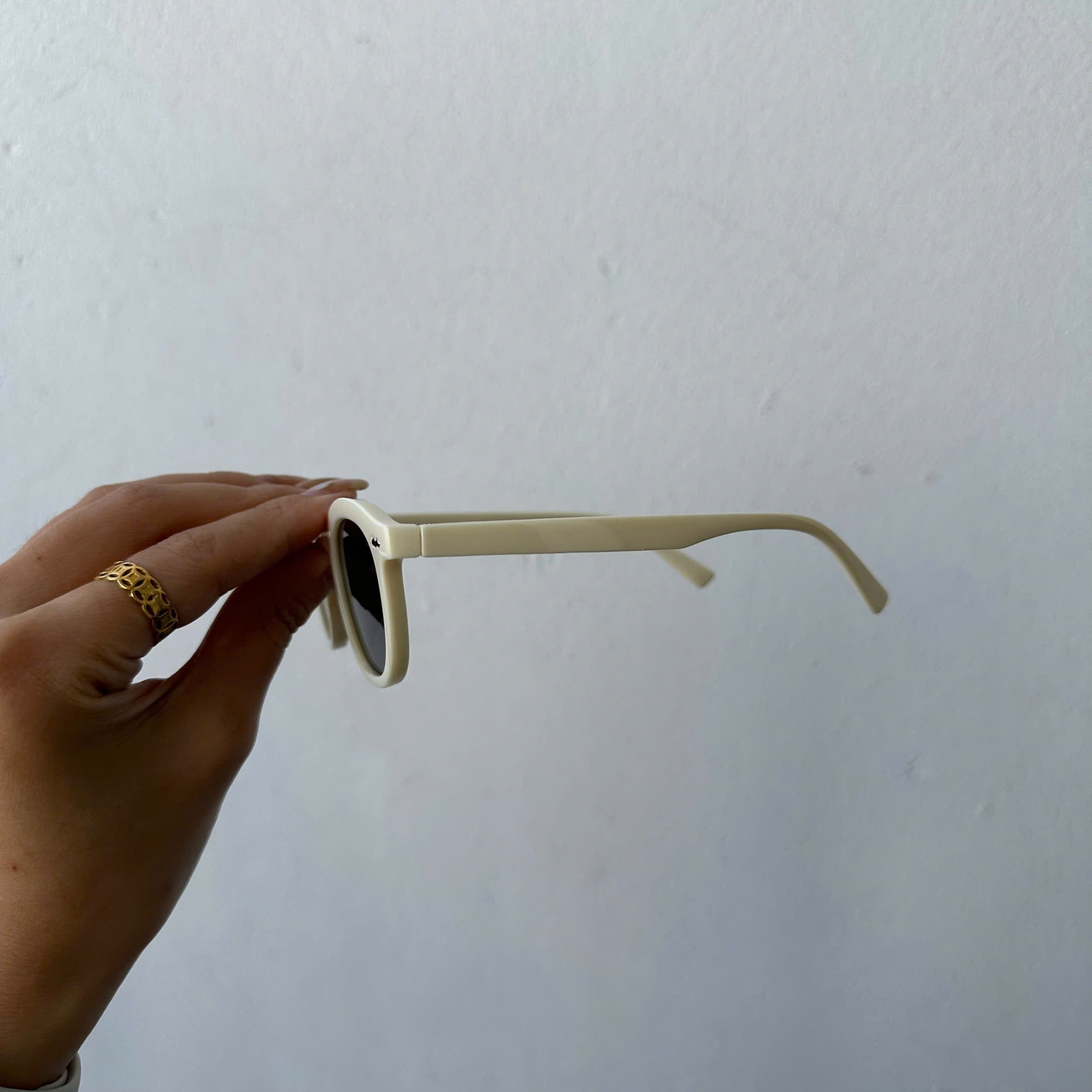 Kính trắng đen (màu be)_thumbnail_1