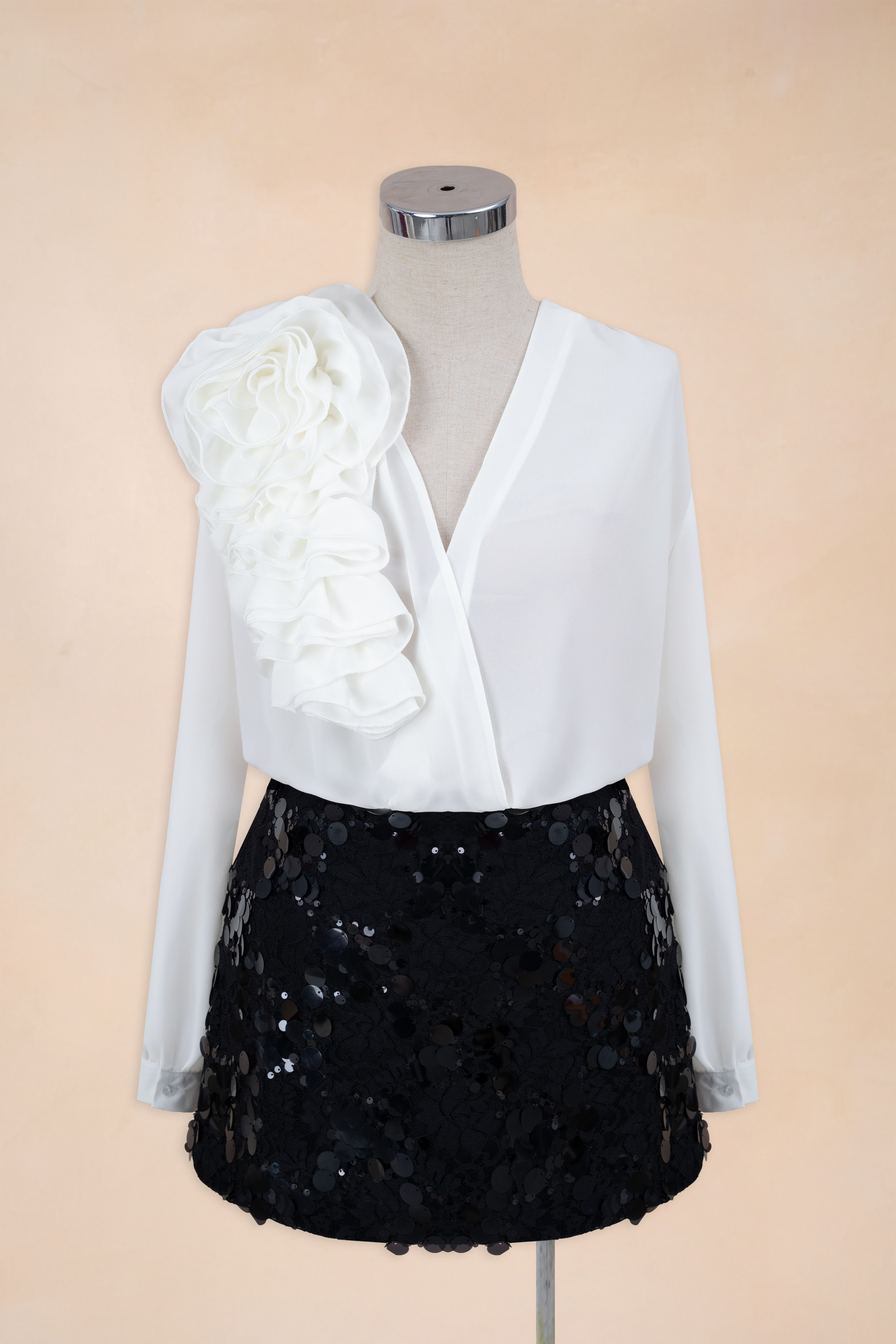 Áo Cổ V Tay Bồng Hoa Ngực