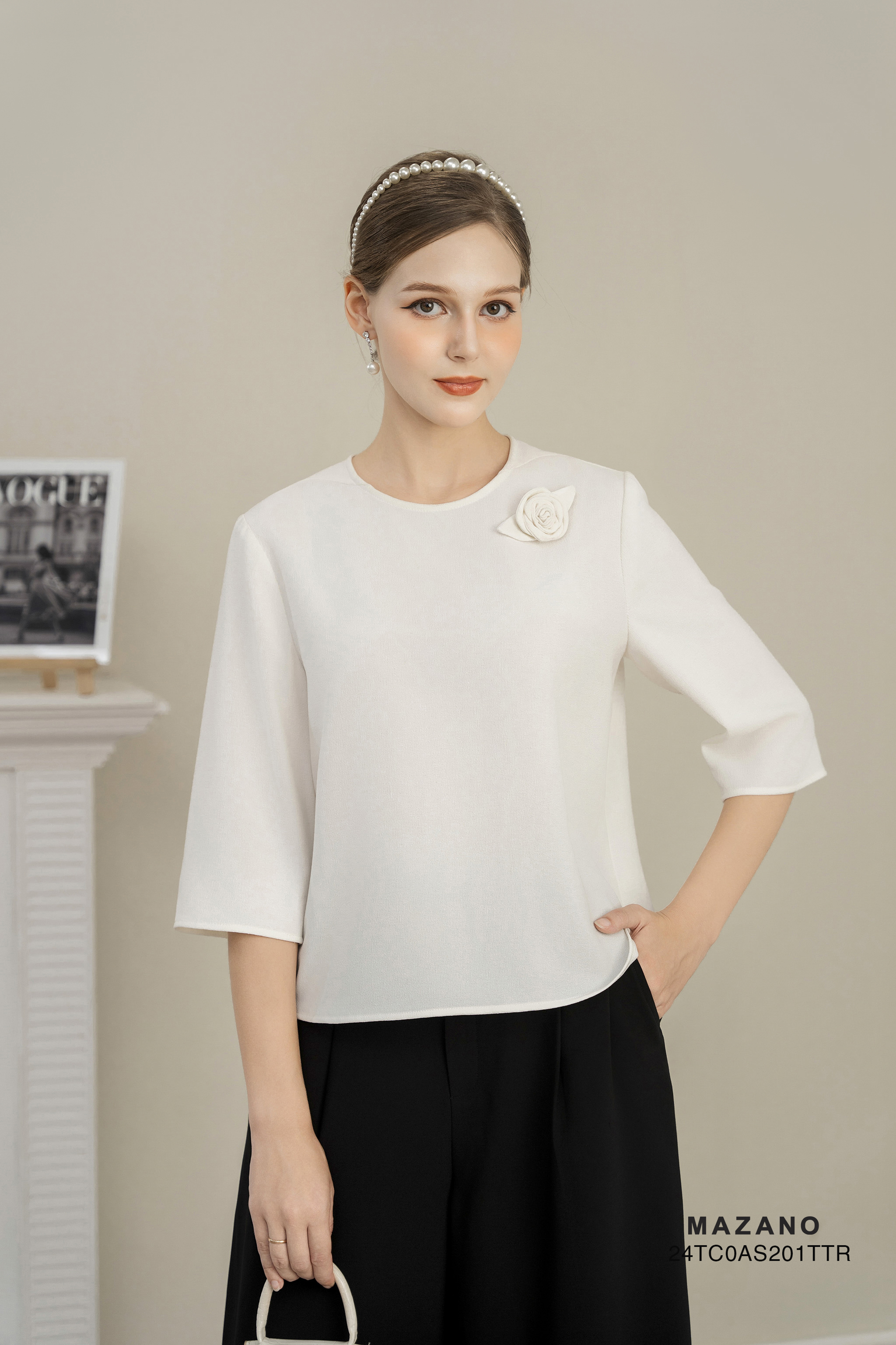 Áo top suông ngắn Vải Thô mềm Đính hoa cuốn Cổ tròn vừa  Dài dưới eo