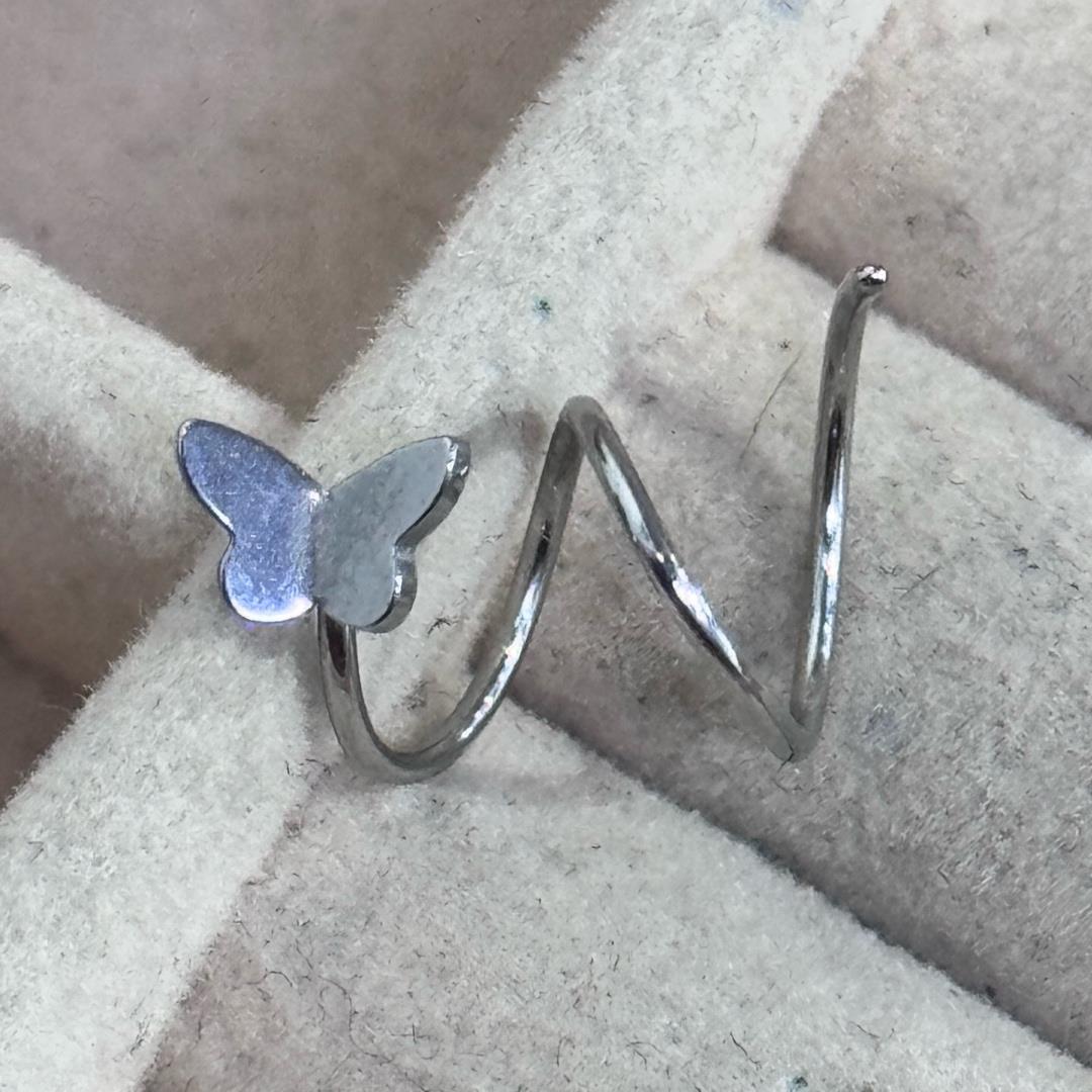 Xoắn 2 vòng bướm mang 2 lỗ.