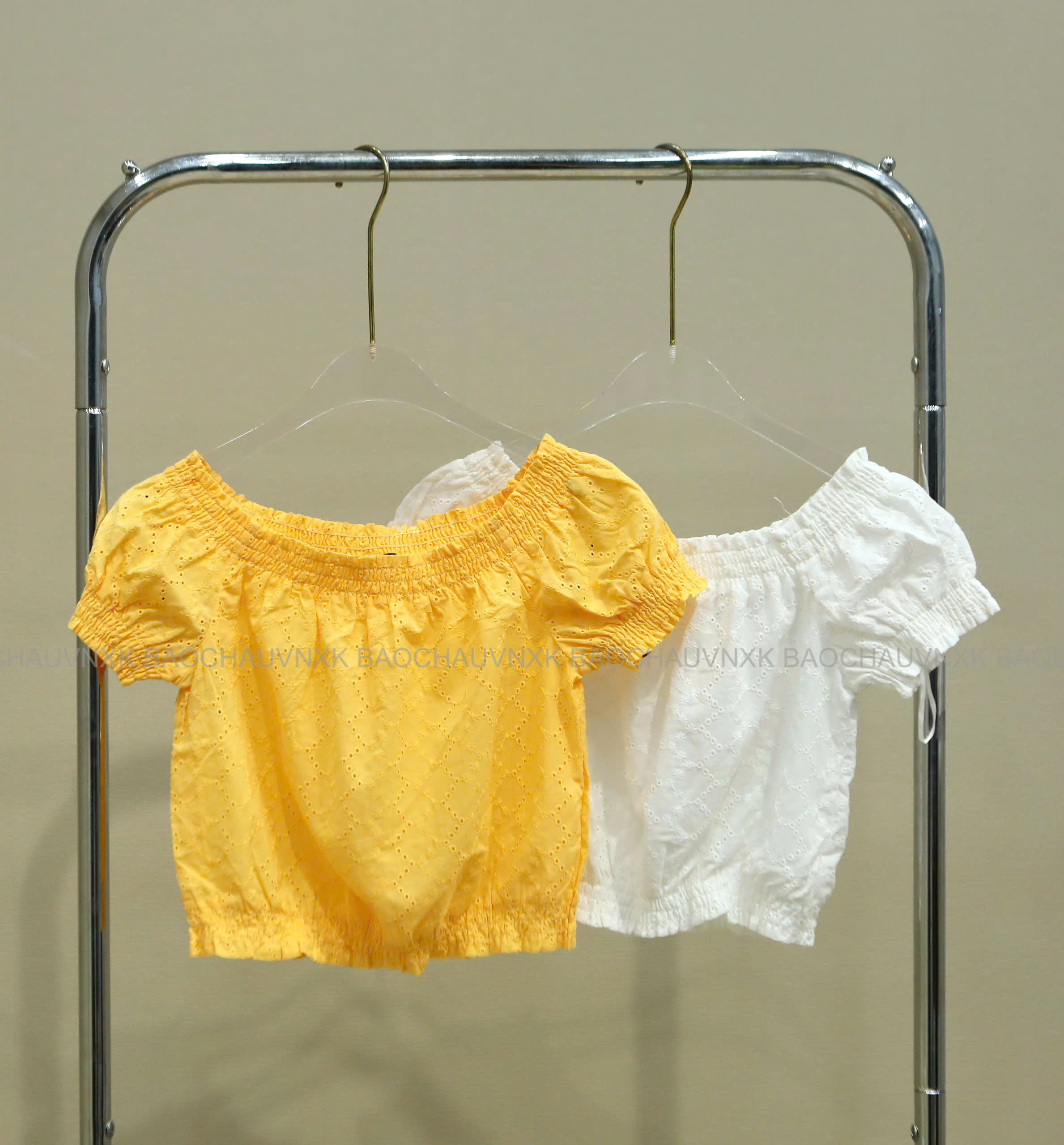 A105 ÁO KIỂU ĐỤC LỔ 2 MÀU_thumbnail_20