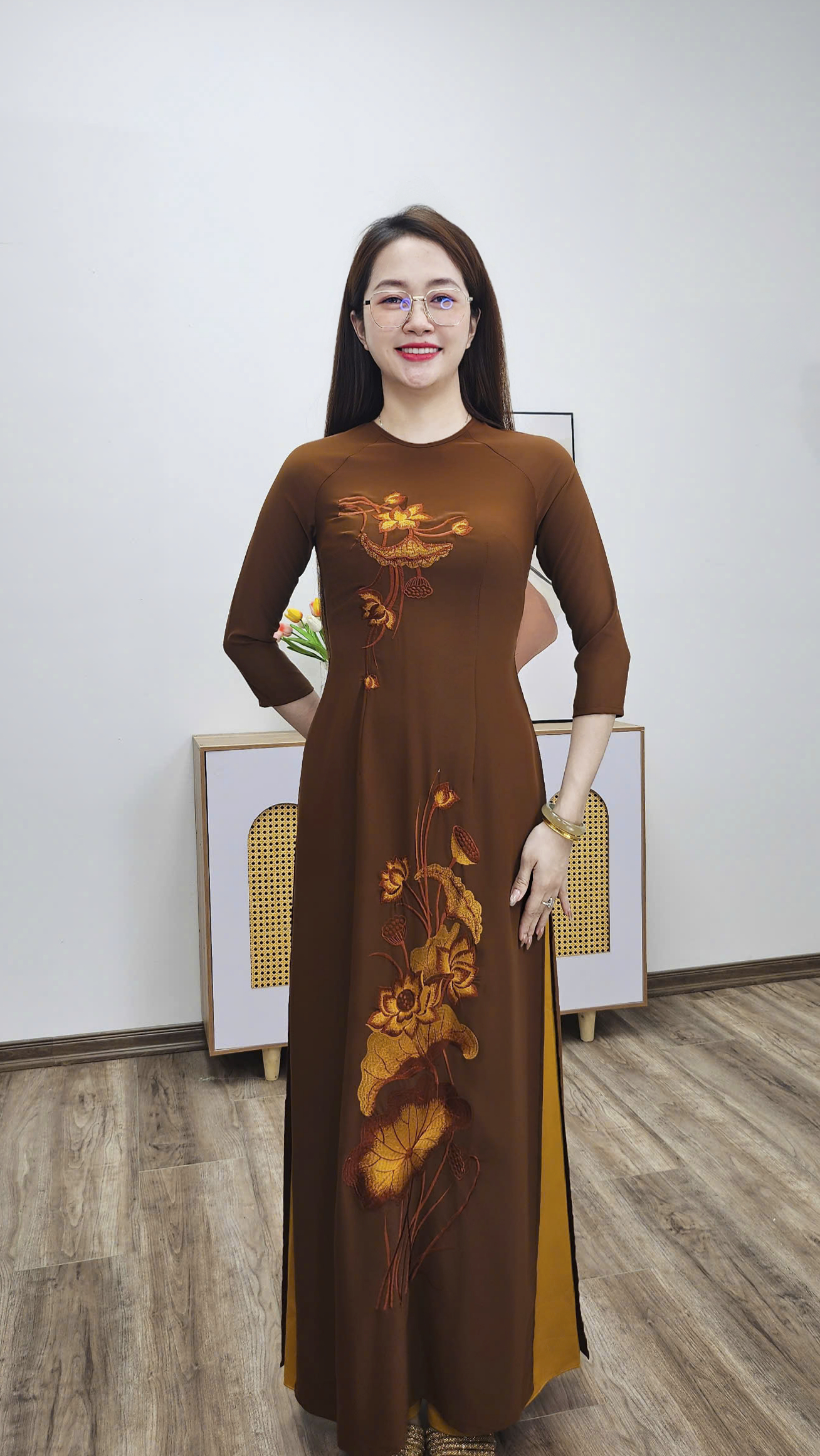 T456 áo dài cổ khít tay lỡ lụa mỹ nâu thêu sen