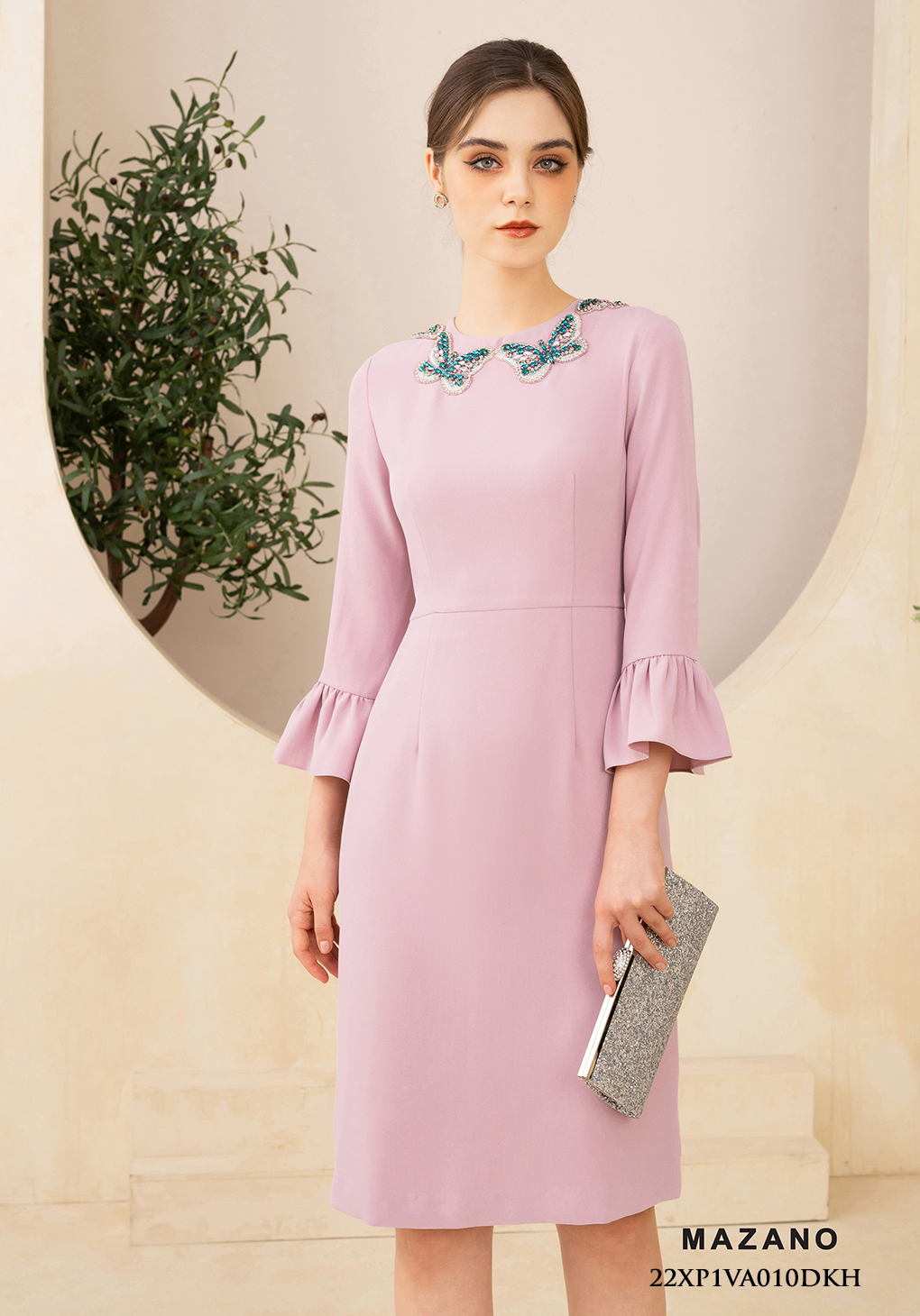 Đầm ôm chân thẳng tay cách điệu cổ đính trang trí