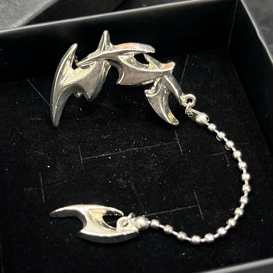 Khuyên kẹp giả cánh rồng.