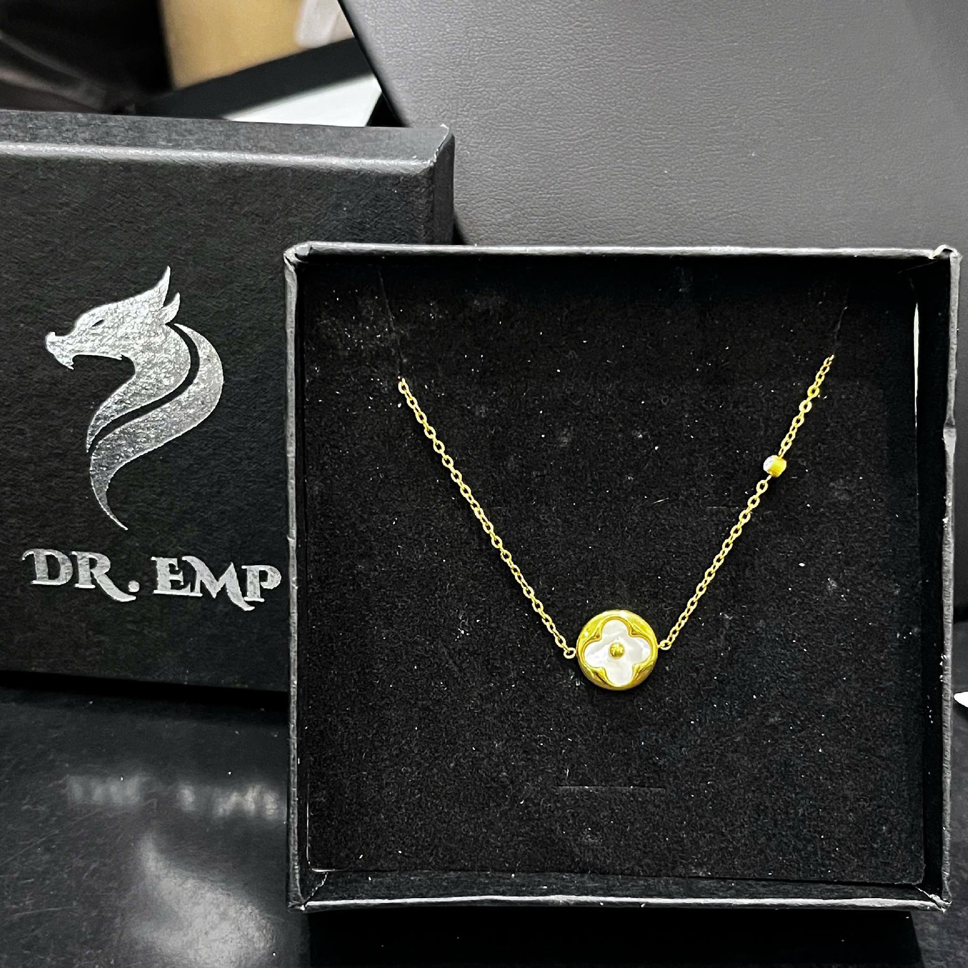 vòng tay titan vàng charm tròn khắc hoa bốn cánh trắng