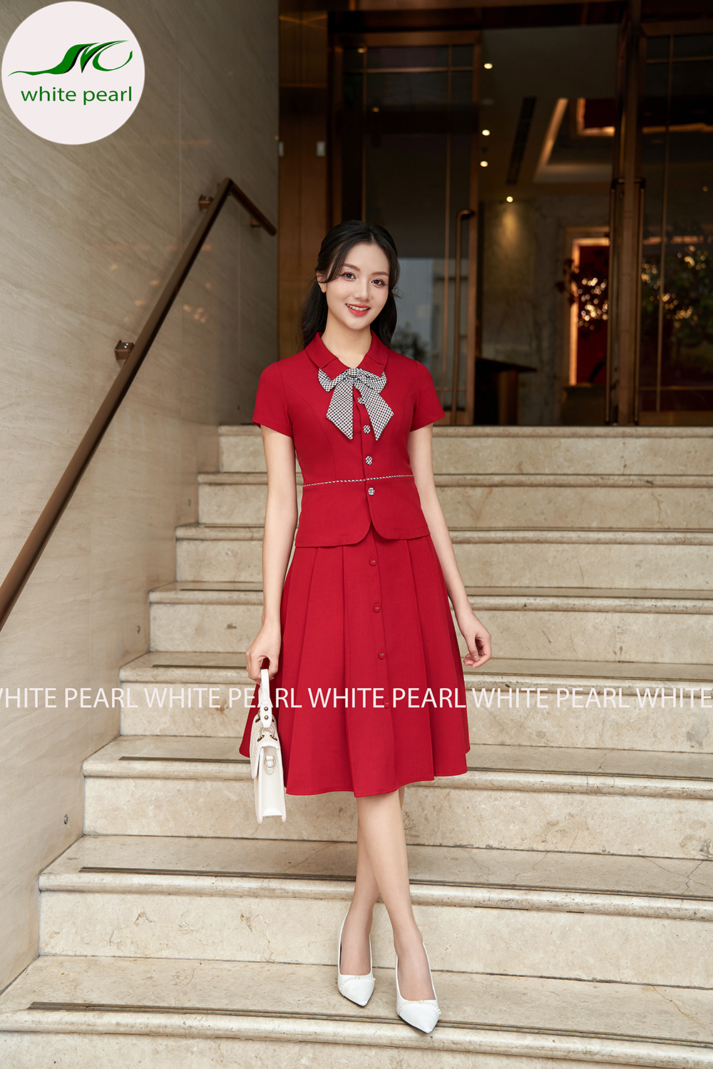Bộ ký giả áo cổ sen vuông chớp 1 ly kết hợp chân váy xếp ly đính cúc thời trang công sở cao cấp White Pearl AK2402_thumbnail_6