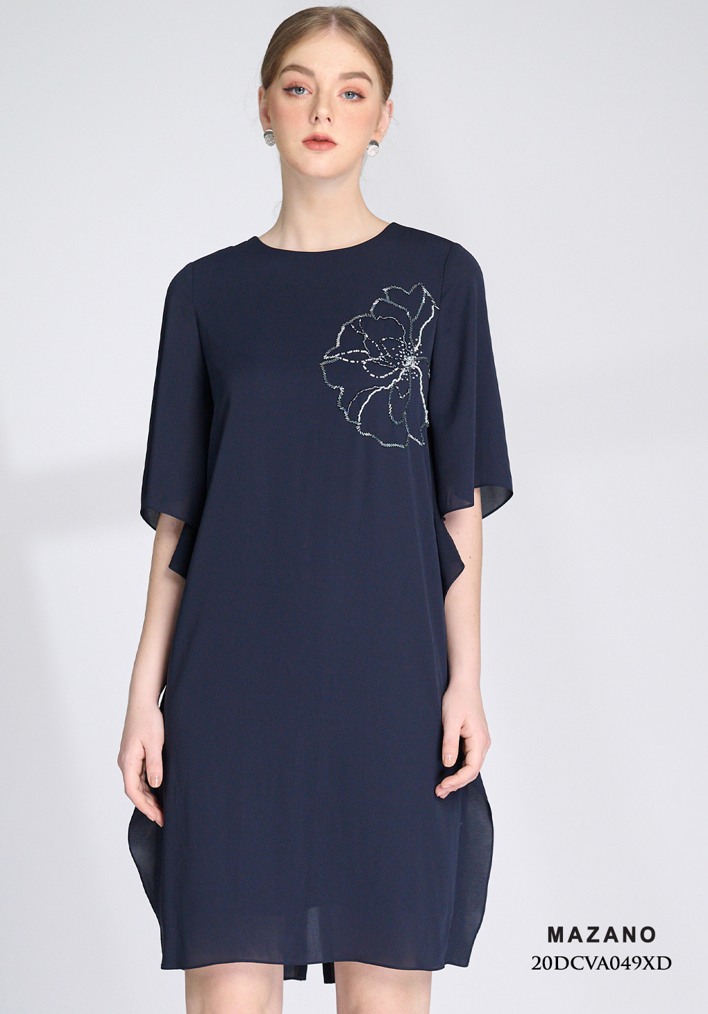 Đầm đen suông tay bèo đính kết cườm hoa to_thumbnail_2