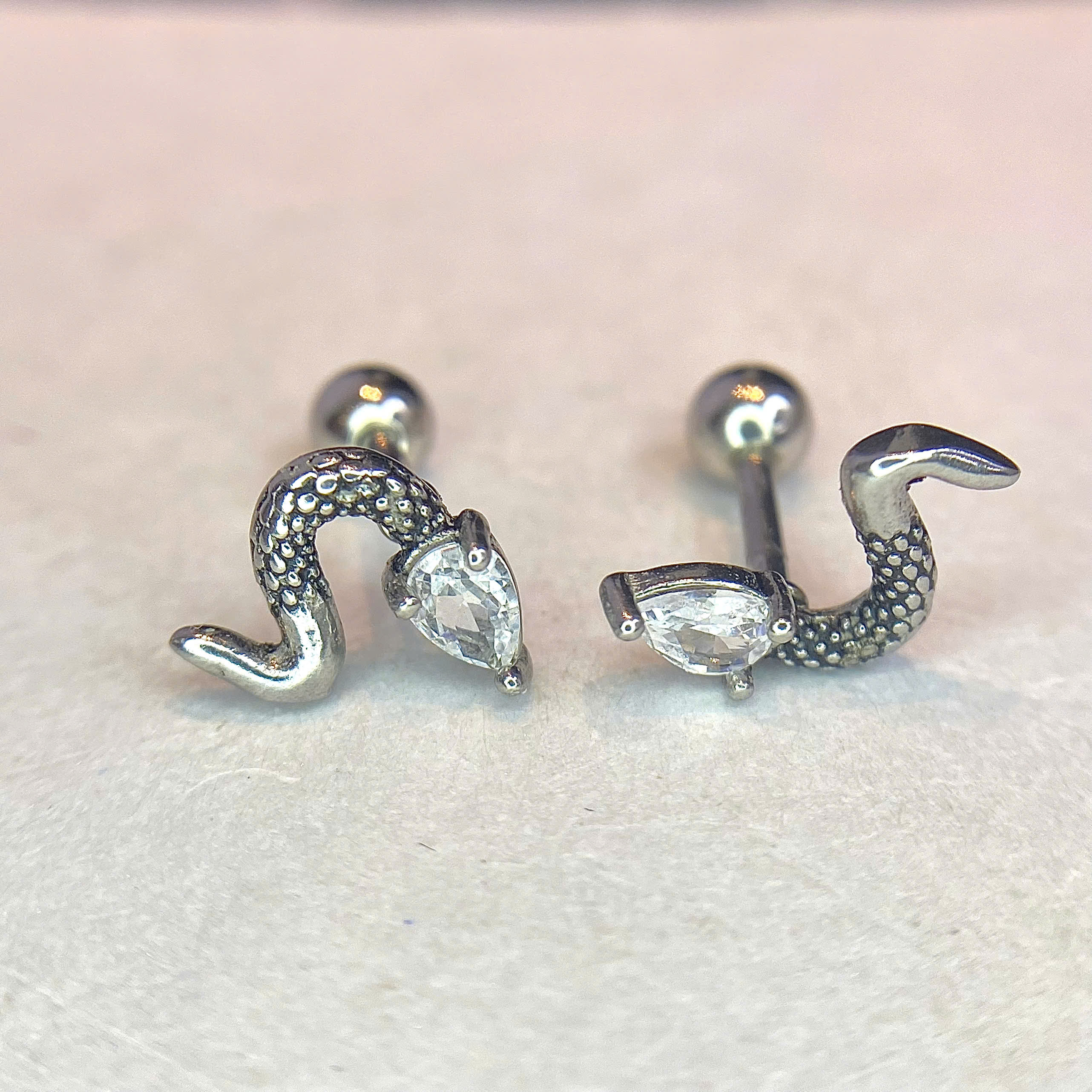 khuyên kiểu rắn đầu đá bi