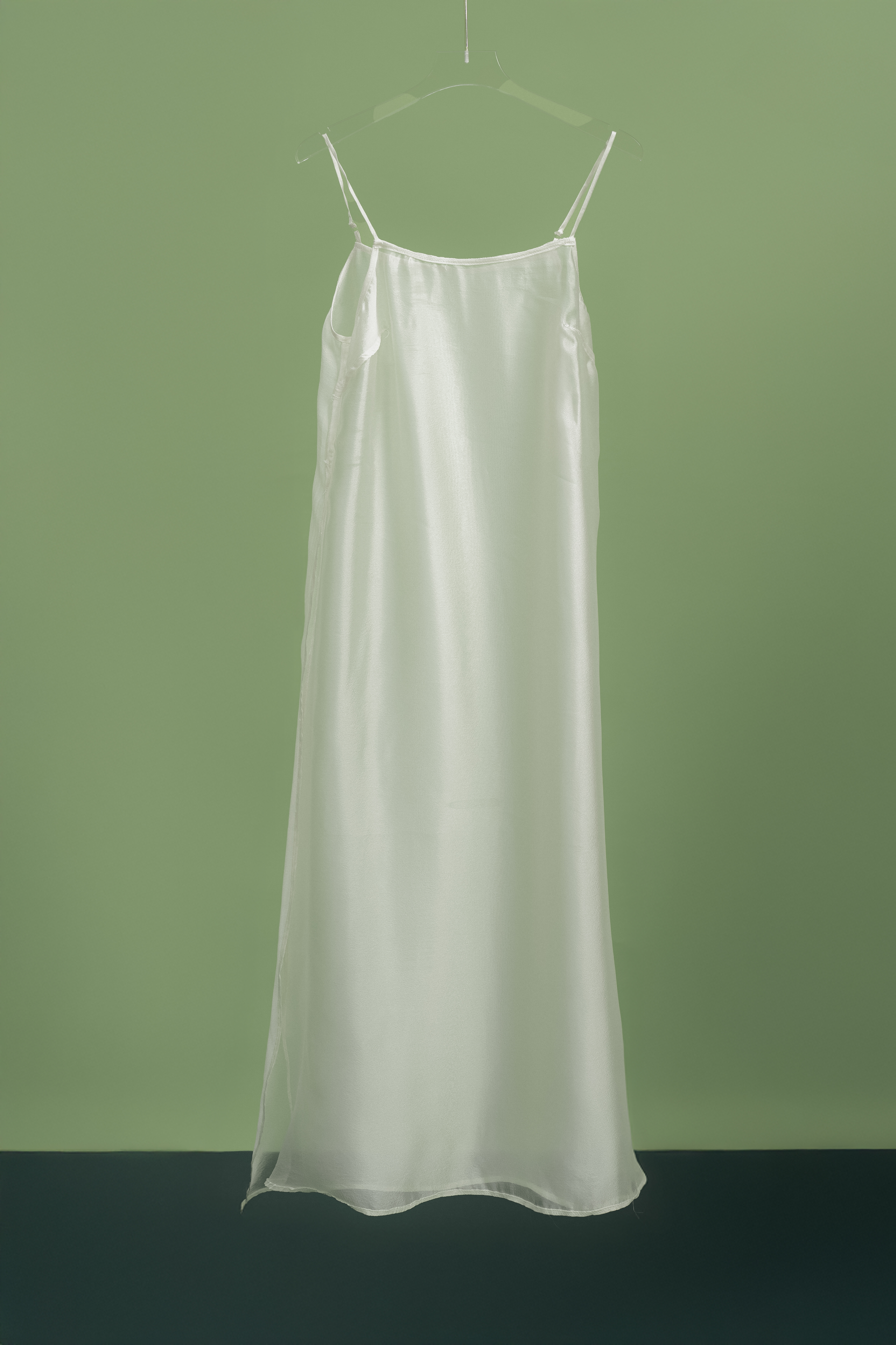 Váy 2 dây tơ xẻ hông_thumbnail_1