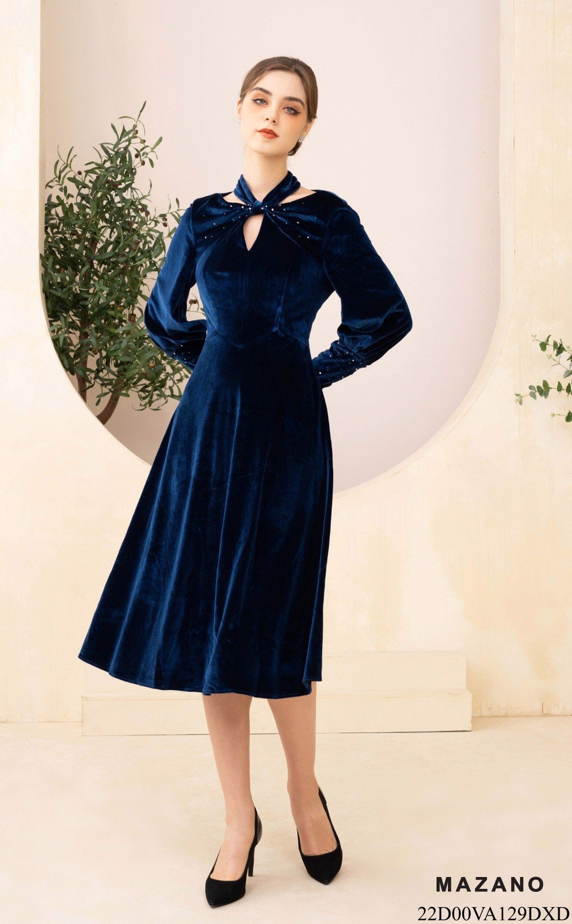 Đầm nhung xanh đính đá cổ cách điệu