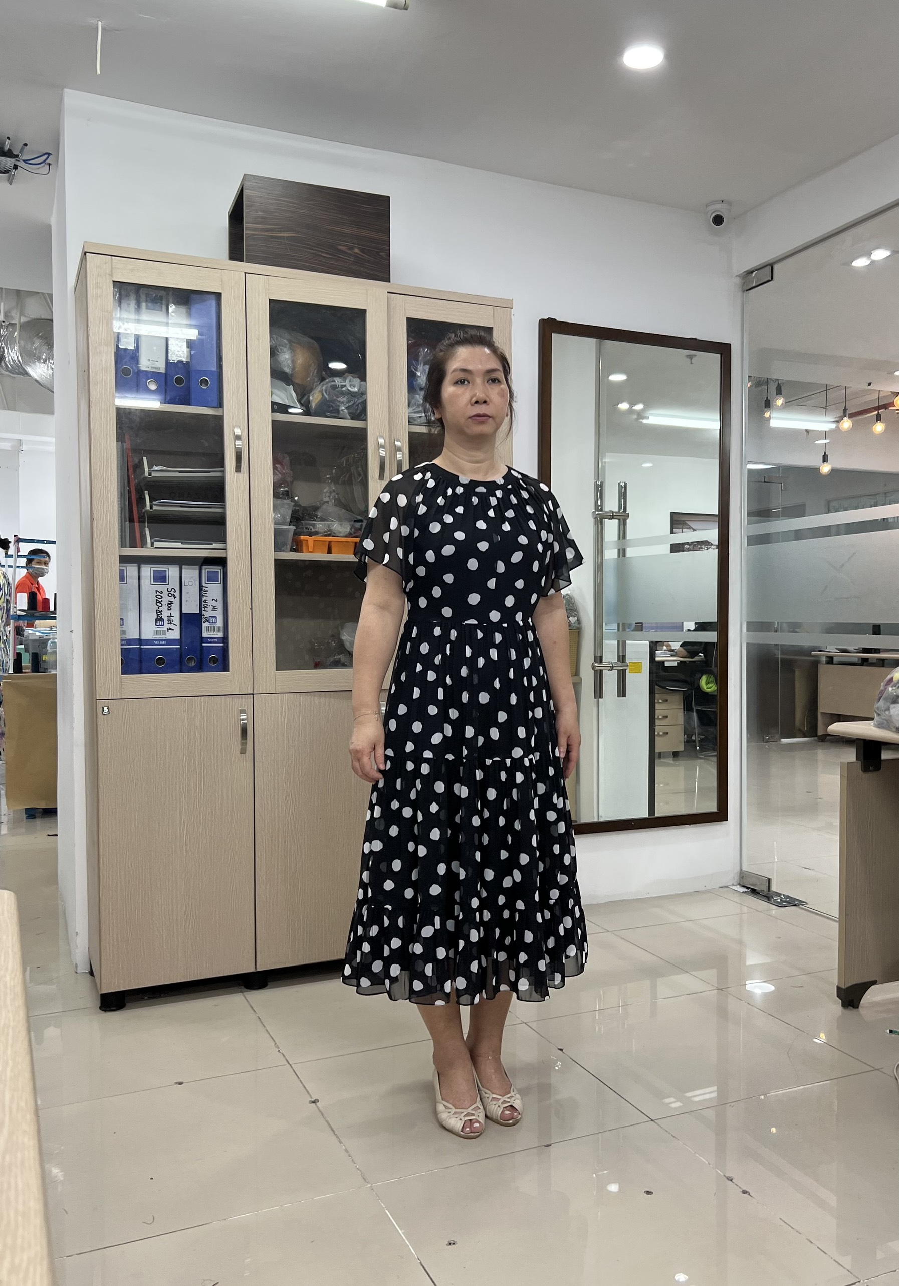 Đầm đen chấm trắng nhún bèo tầng