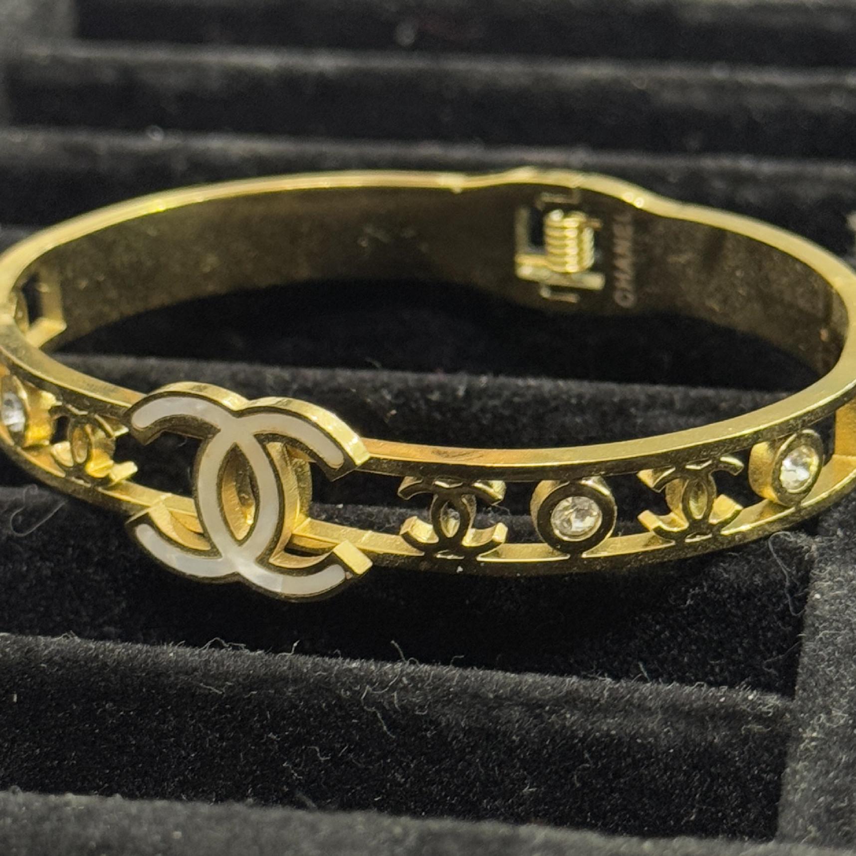 vòng tay cuff vàng titan rỗng khắc CHANEL LOGO CHANEL TRẮNG_thumbnail_2