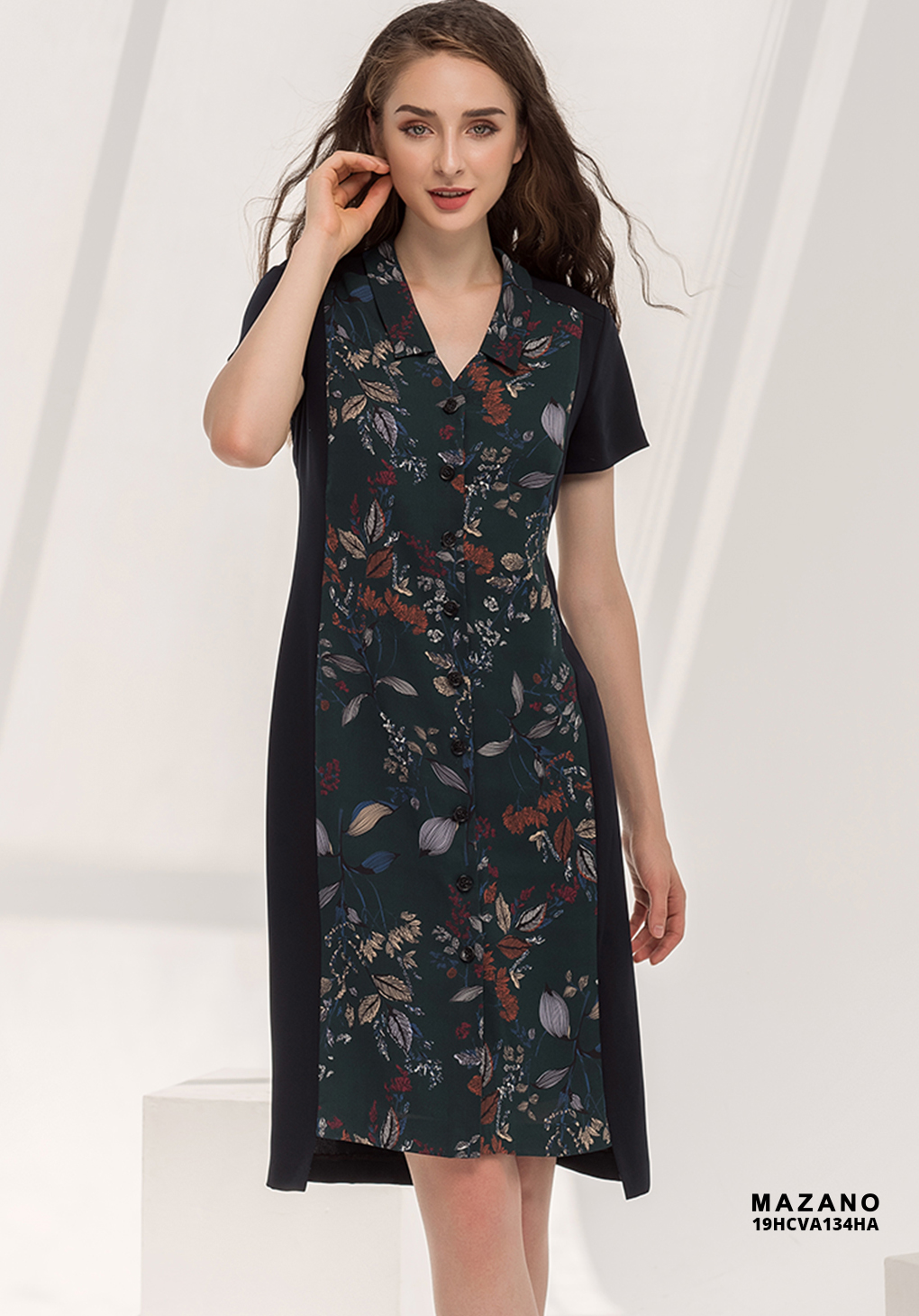 Đầm đen sơ mi pha thân trước dọc hoa