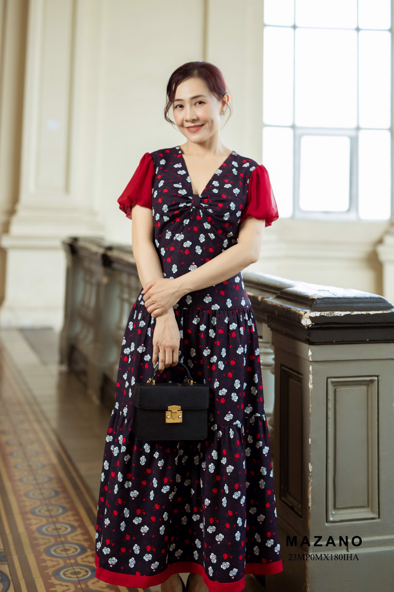 Đầm Maxi vải voan in hoạ tiết phối màu đỏ hai tay và gấp váy