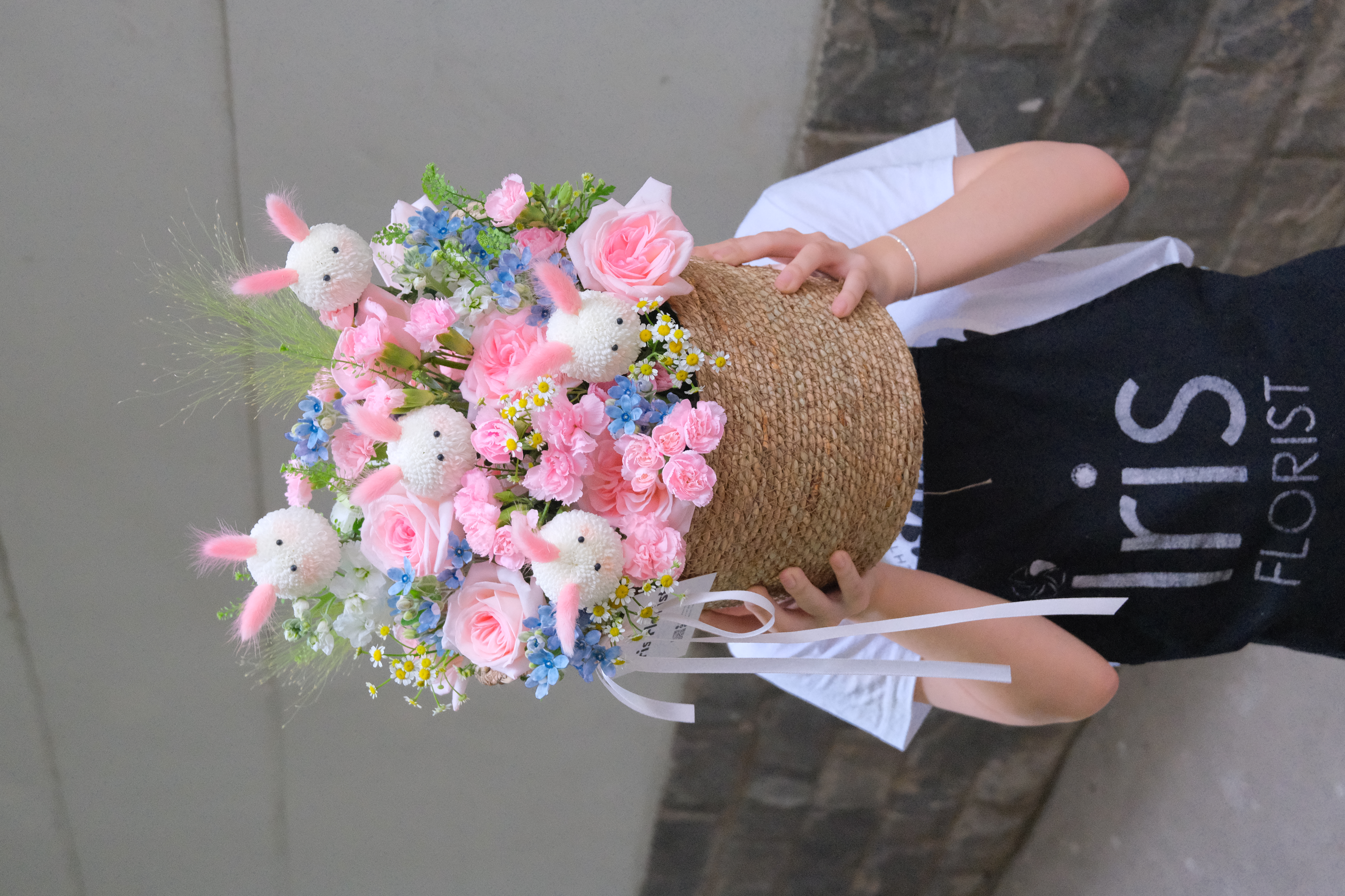 Sweet Bunny Surprise - Giỏ hoa thỏ hồng