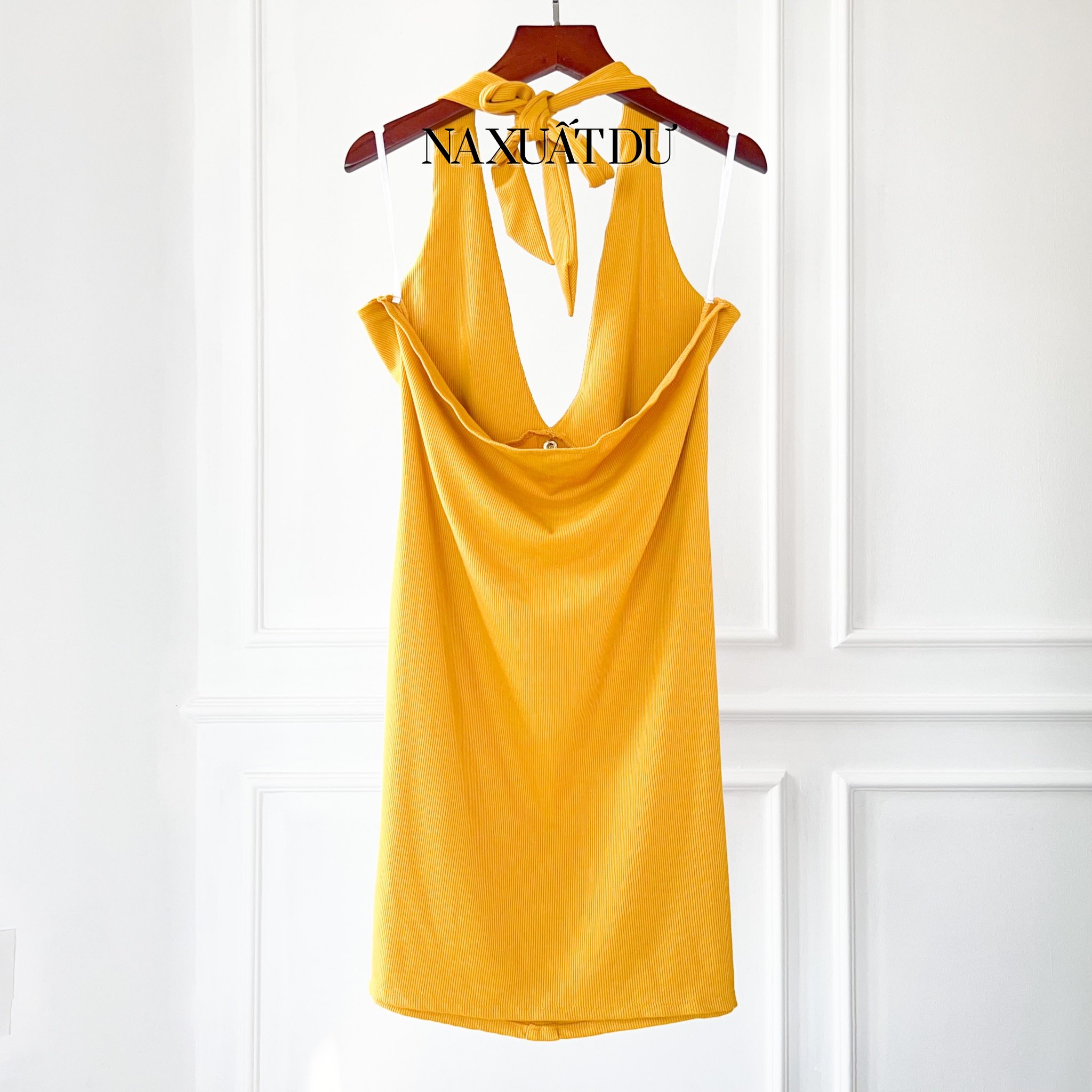 Đầm body cổ yếm màu vàng