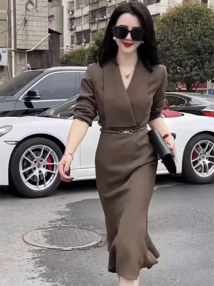 17831-Đầm tiệc cổ vest đuôi cá màu nâu rêu ( lụa, lót, kèm nịt)