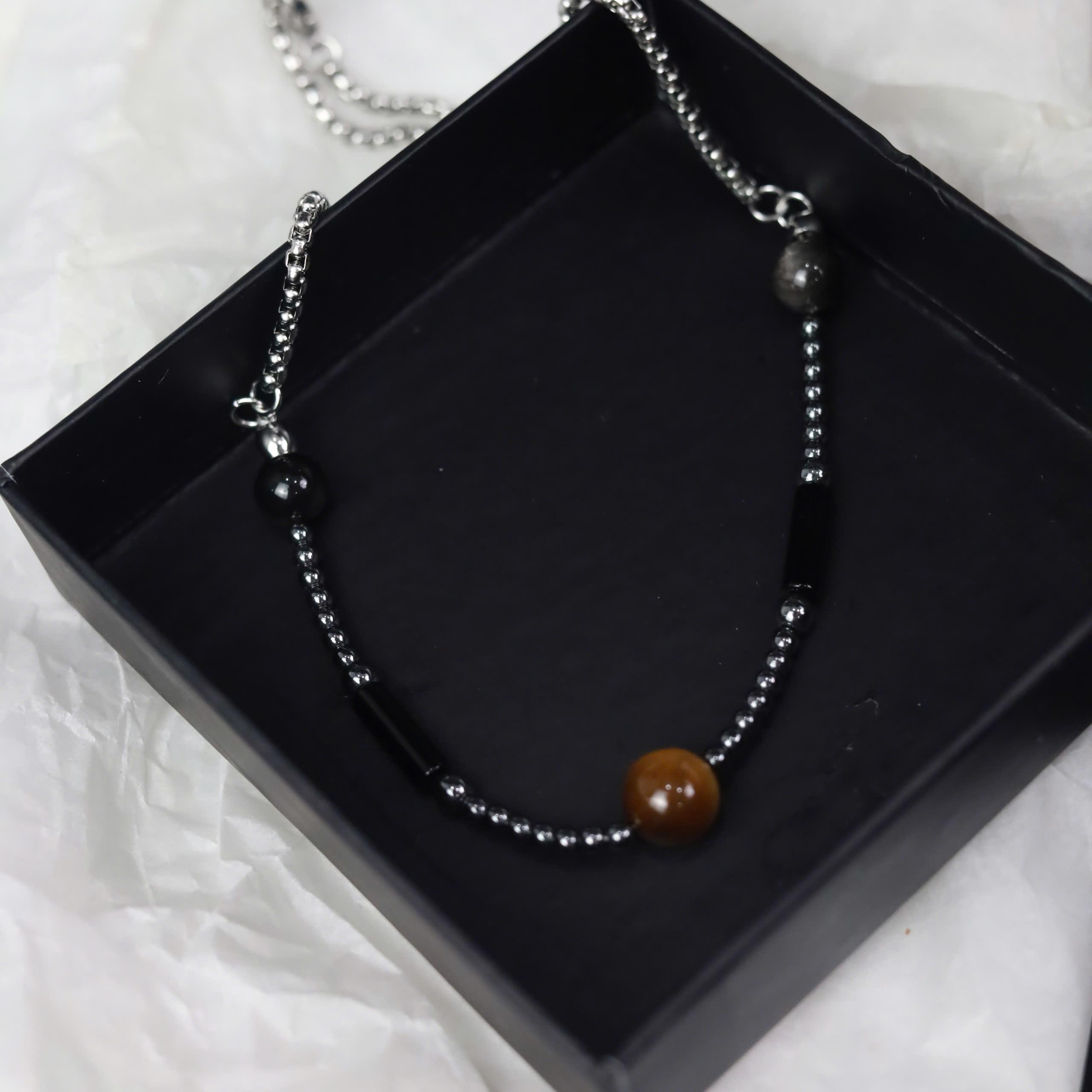 Vòng cổ titan hạt ngọc đen đá trụ nâu